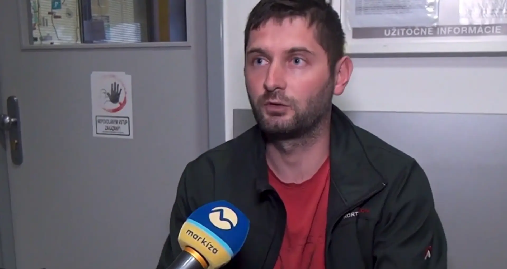 Na snímke muž, ktorého zranila medvedica.