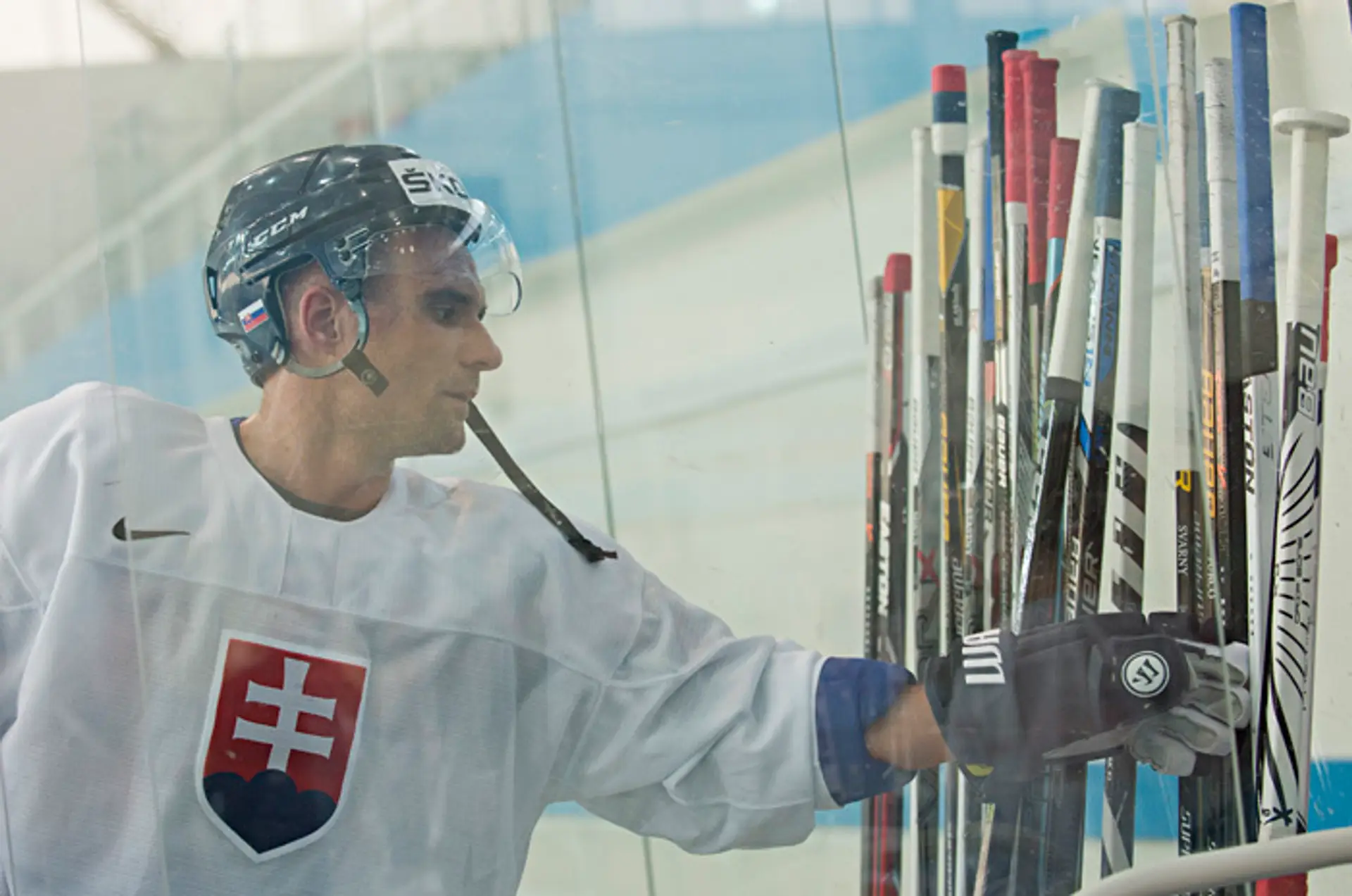 Kapitán Andrej Sekera počas tréningu v hale Športového paláca Jubilejnyj.