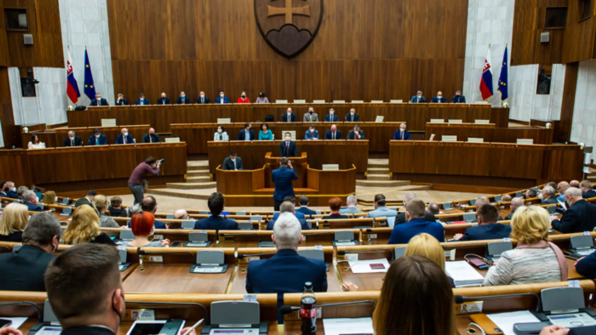 Vláda Eduarda Hegera získala dôveru v parlamente.