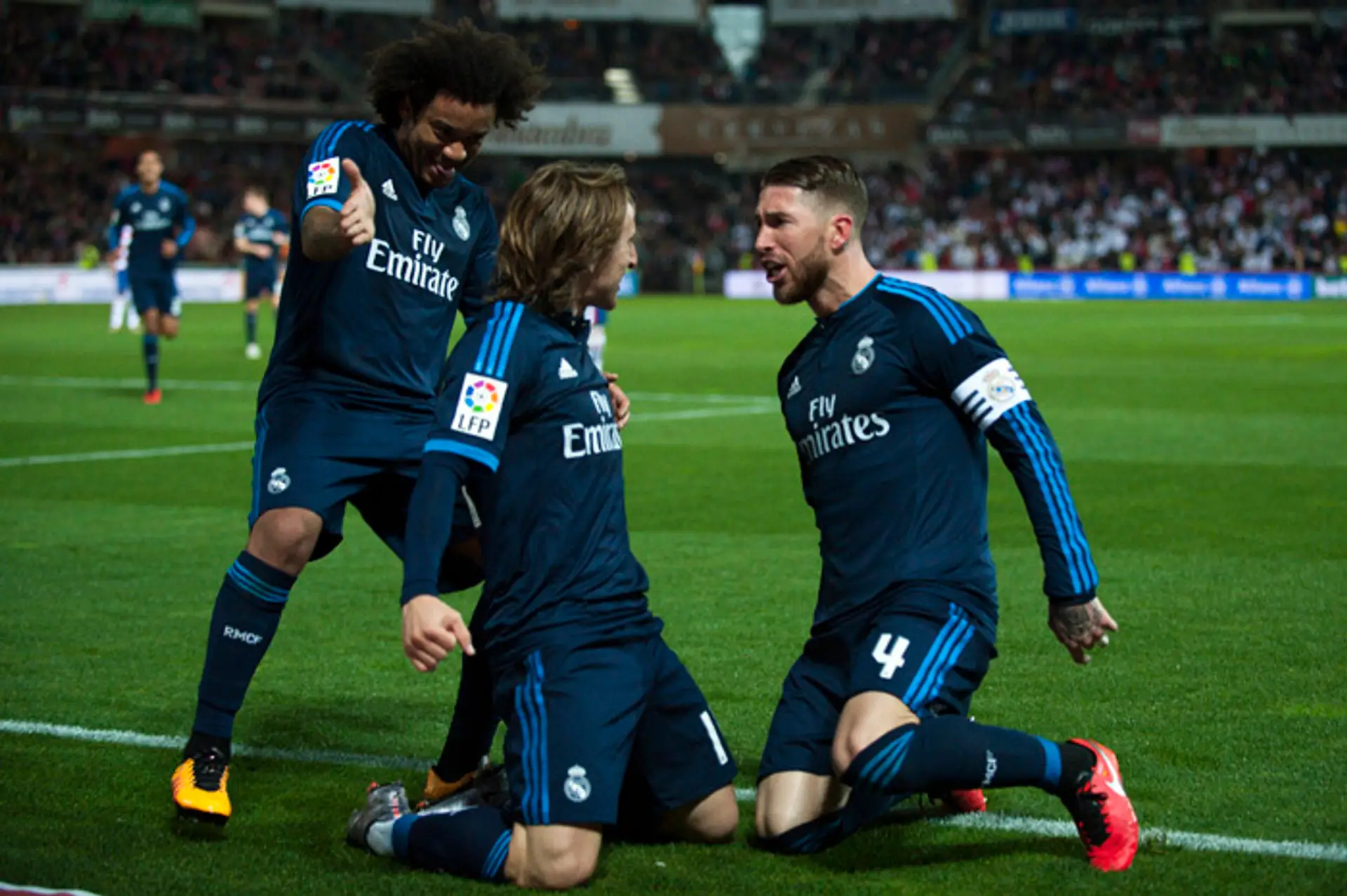 V strede hráč Realu Madrid Luka Modrič sa raduje so spoluhráčmi Marcelom (vľavo) a Sergiom Ramosom.