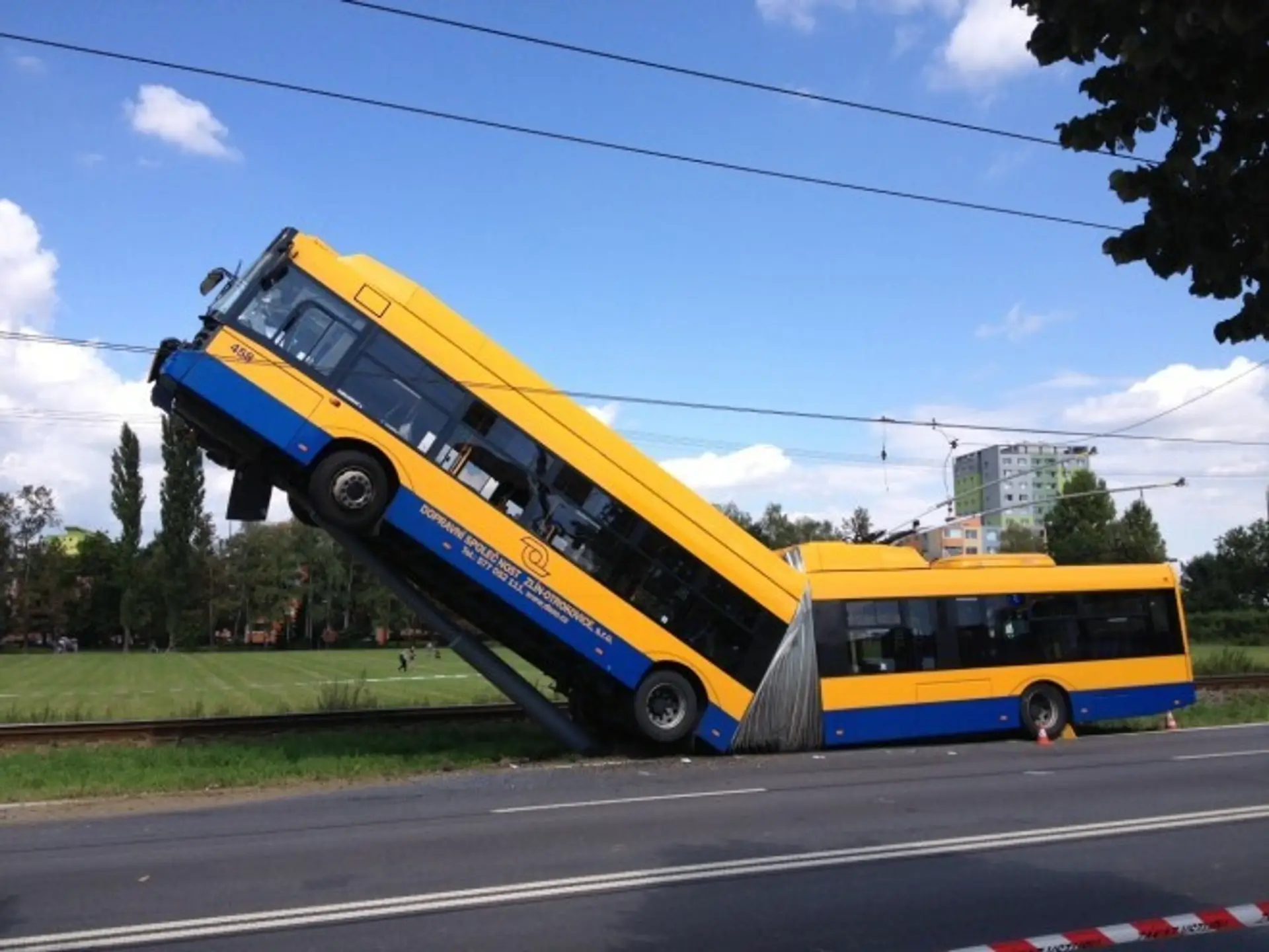 Visel na stĺpe.