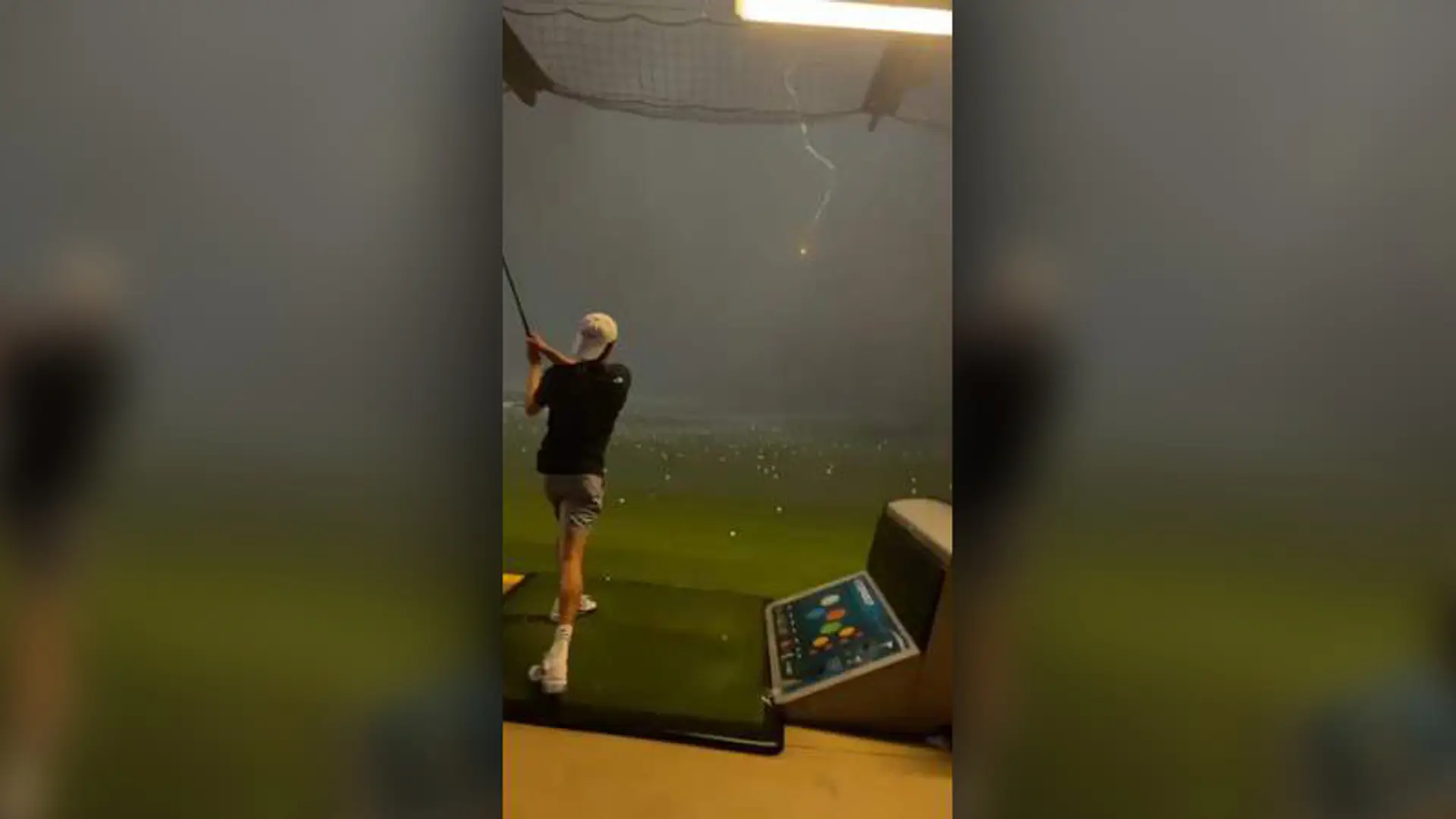 Do golfovej loptičky udrel blesk.