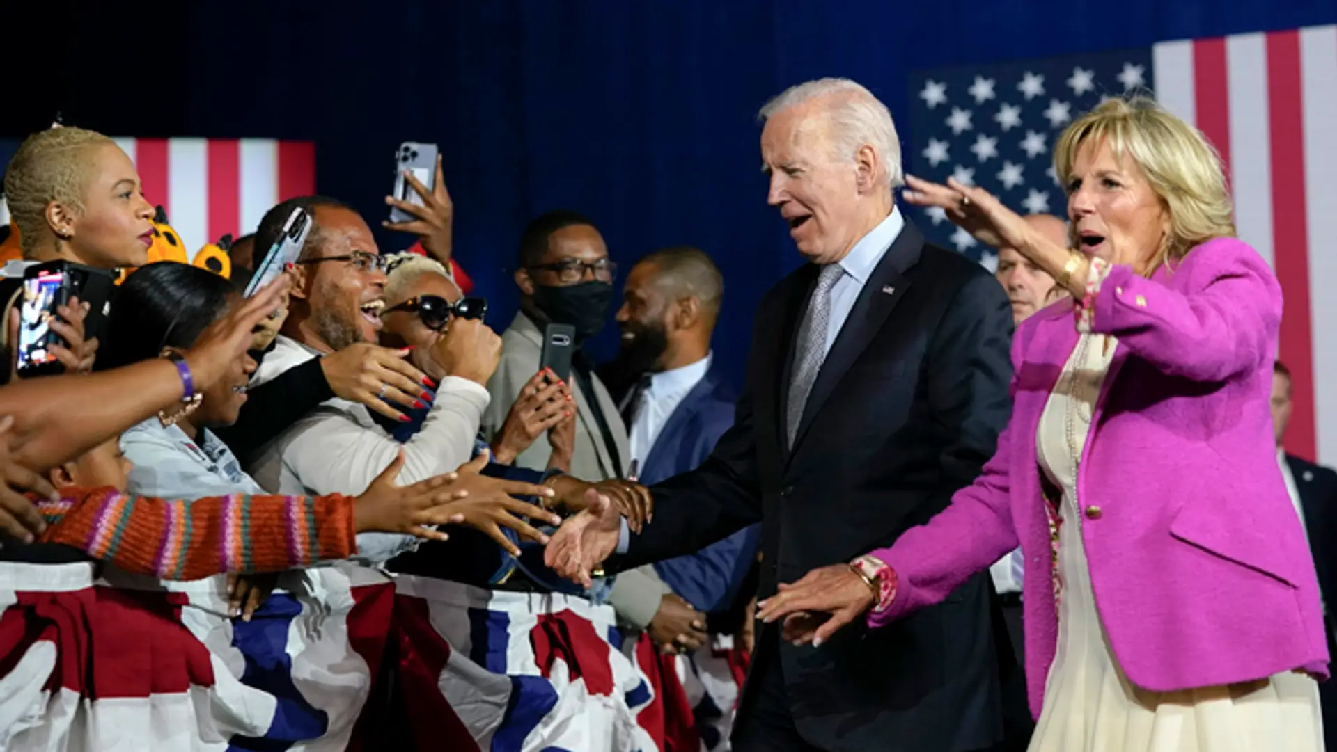 Joe Biden s manželkou na pôde univerzity v meste Bowie neďaleko Washingtonu.