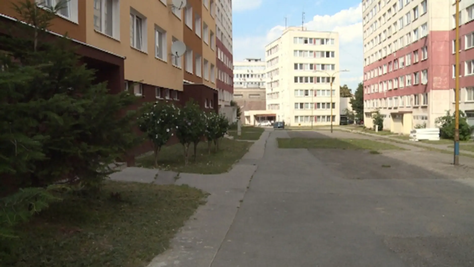 Miesto, kde sa hrávali košické deti pred panelákom sa má zmeniť na parkovisko.