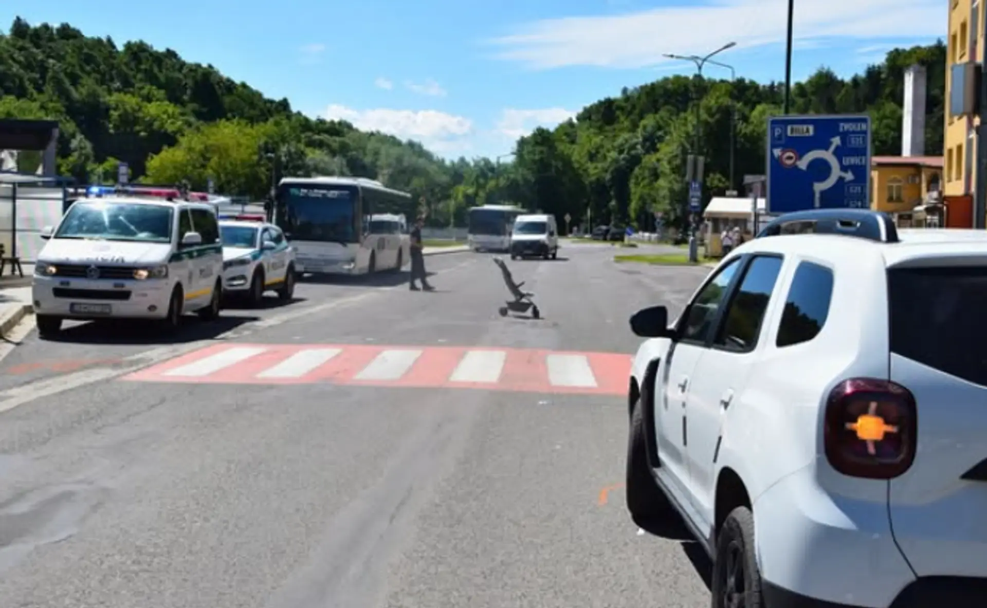 Na snímke polícia dokumentuje nehodu v Banskej Štiavnici, pri ktorej vodič na priechode pre chodcov zrazil matku s kočíkom.