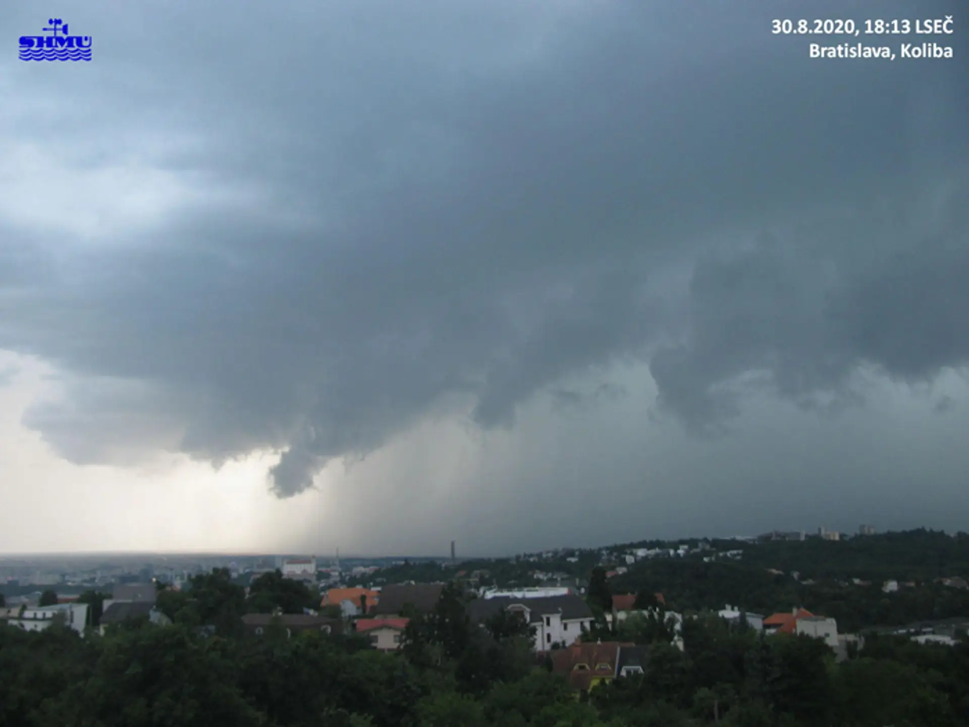 Búrka nad Bratislavou.