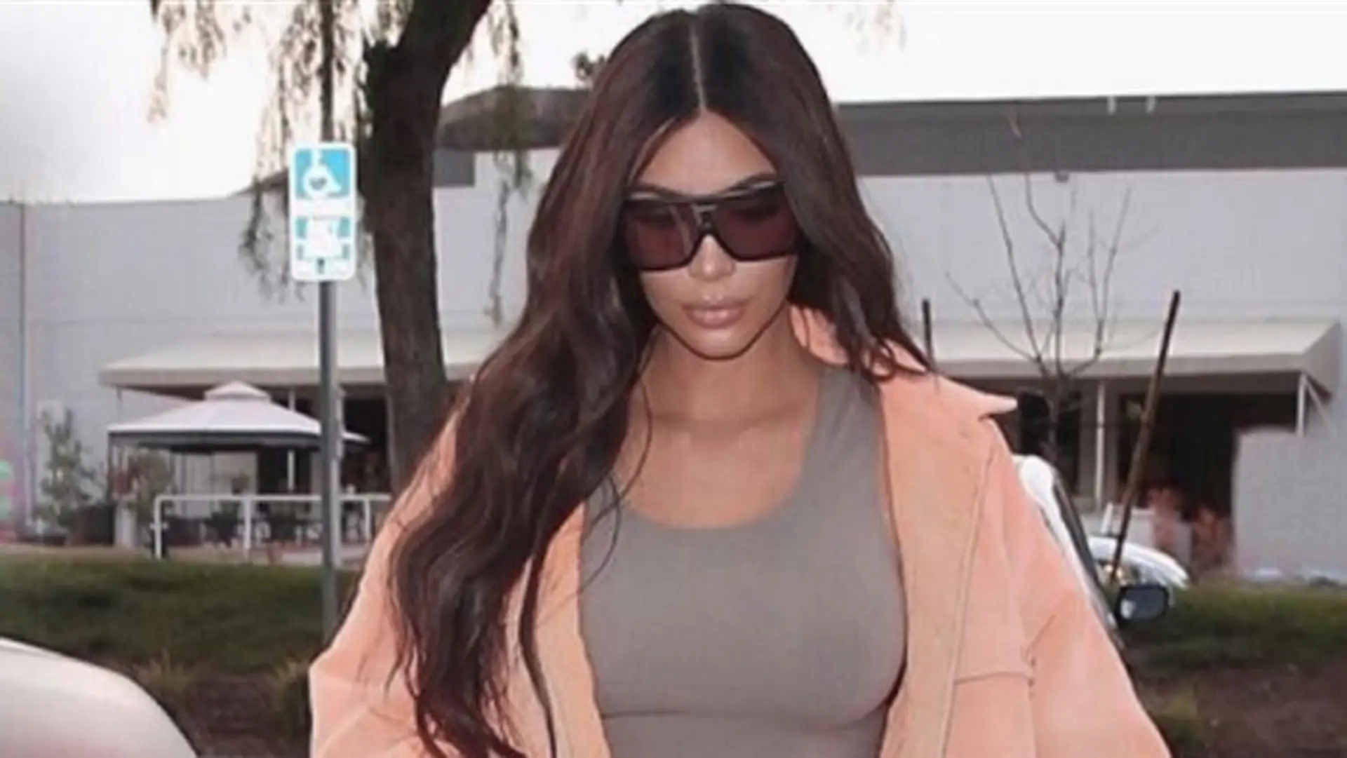 Kim Kardashian sa za túto fotku smeje celý svet
