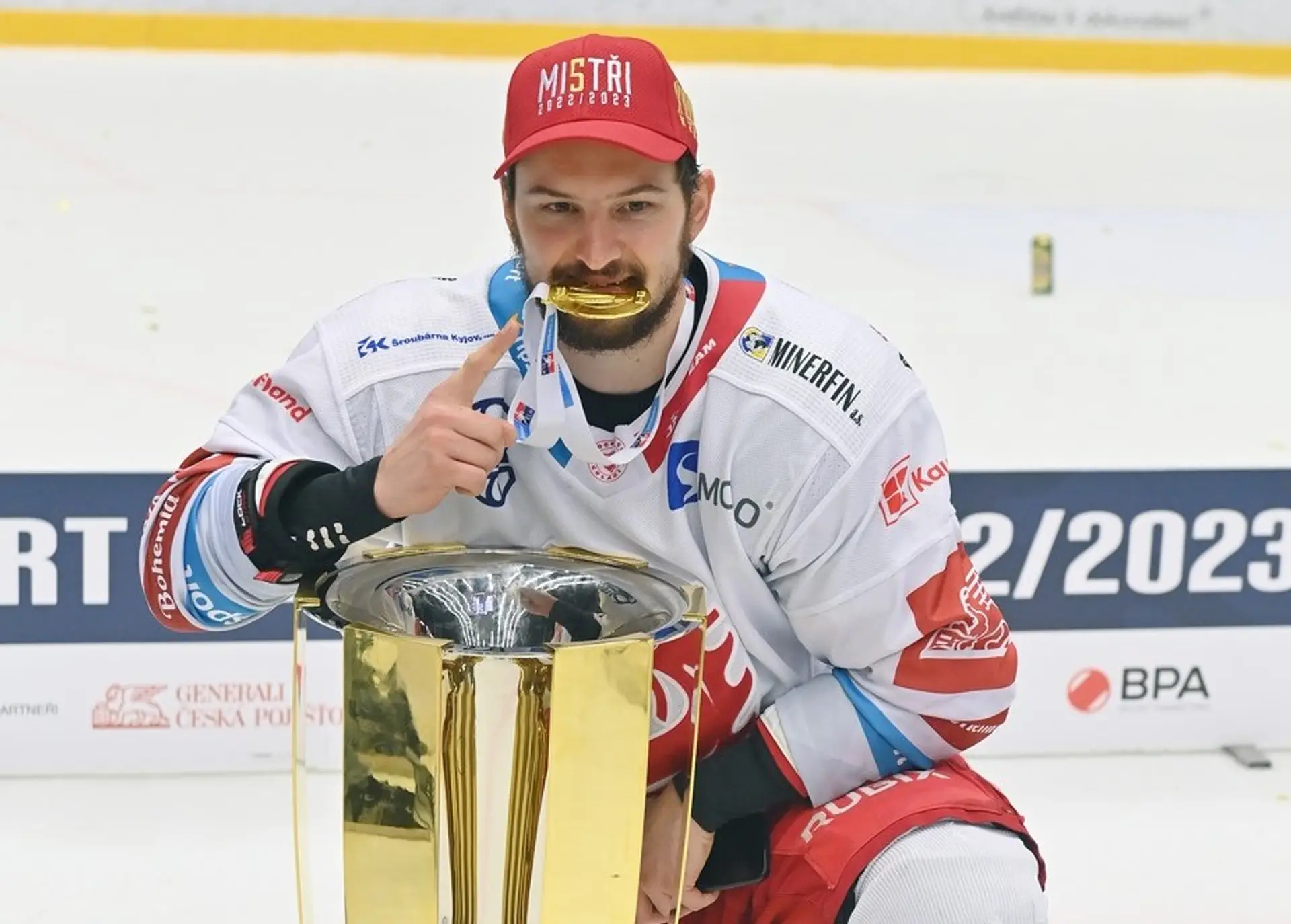Libor Hudáček s medailou a pohárom pre Majstra.