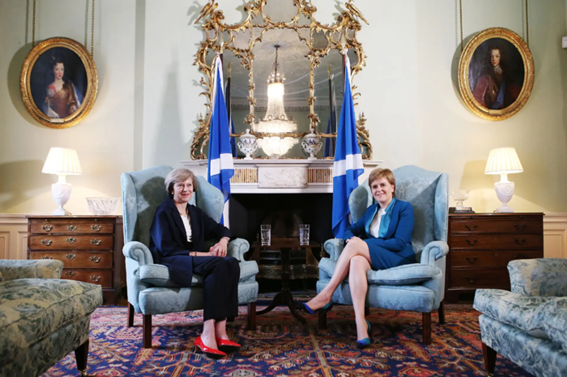 Premiérky Veľkej Británie a Škótska - Theresa Mayova a Nicola Sturgeonová.
