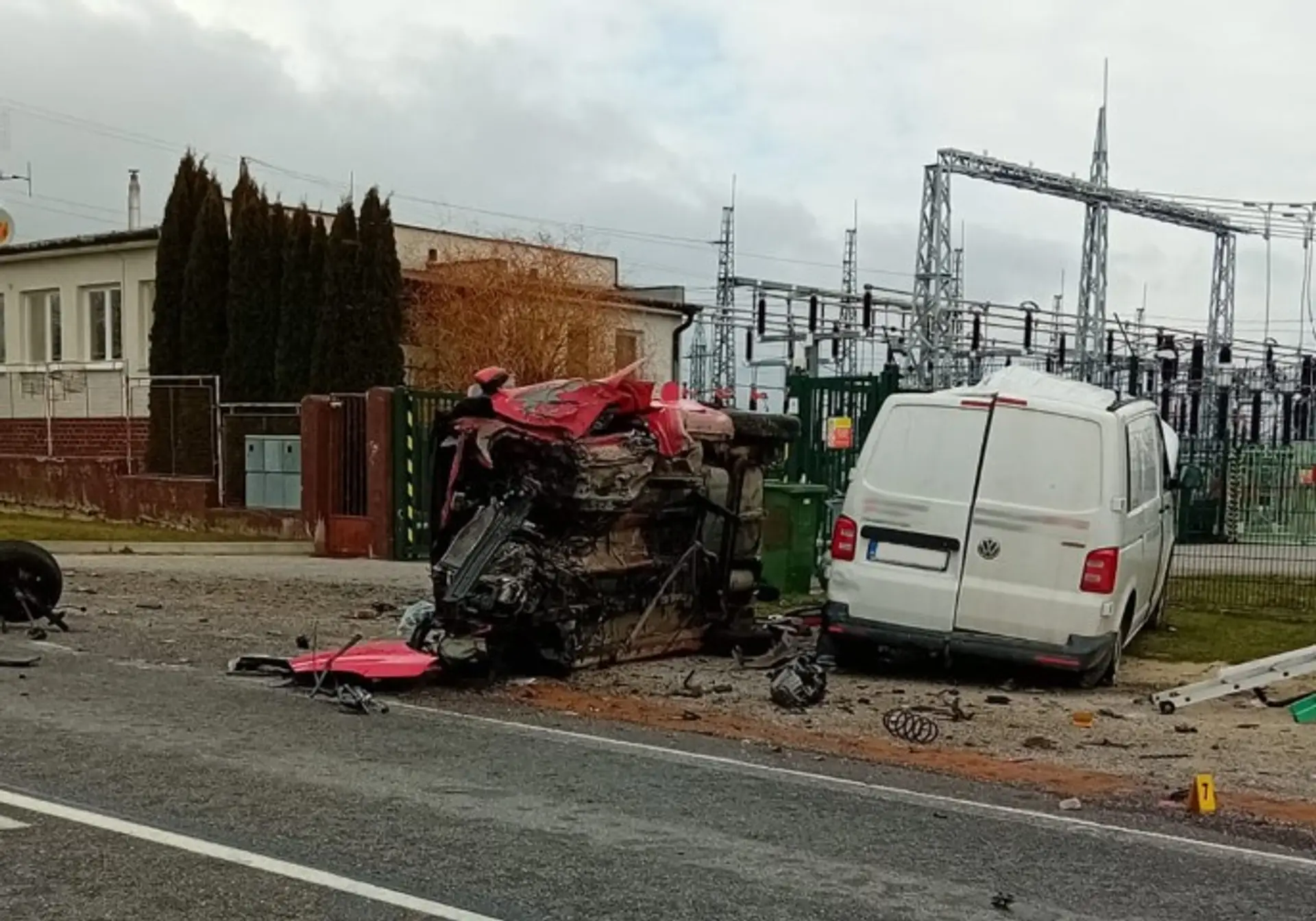 Zničené auto po tragickej nehode na Myjave.