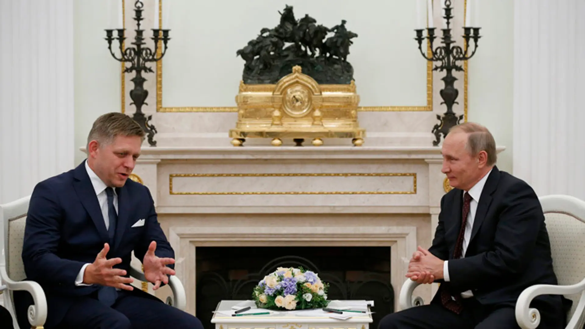 Ruský prezident Vladimir Putin a sloveský premiér Robert Fico počas stretnutia v moskovskom Kremli.