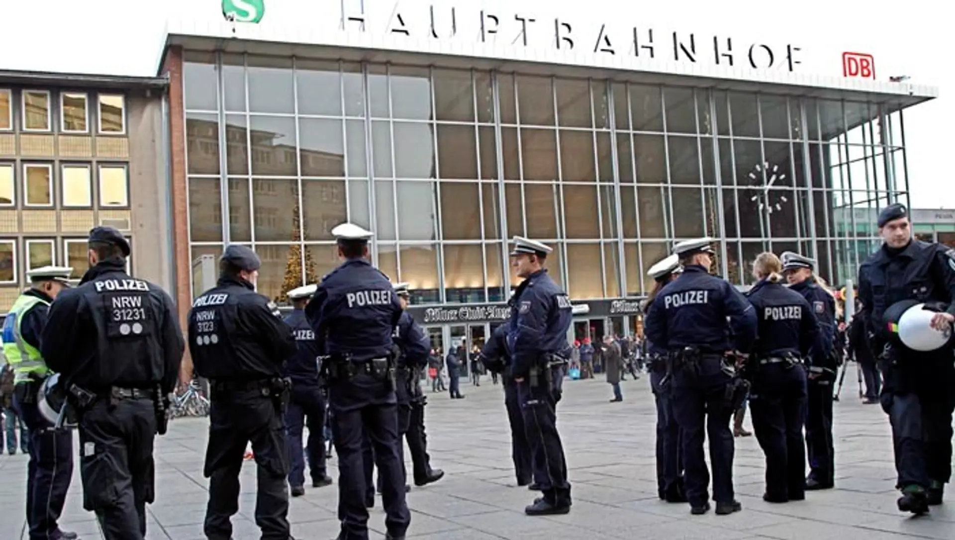 Na snímke nemeckí policajti hliadkujú pred hlavnou stanicou v Kolíne nad Rýnom.