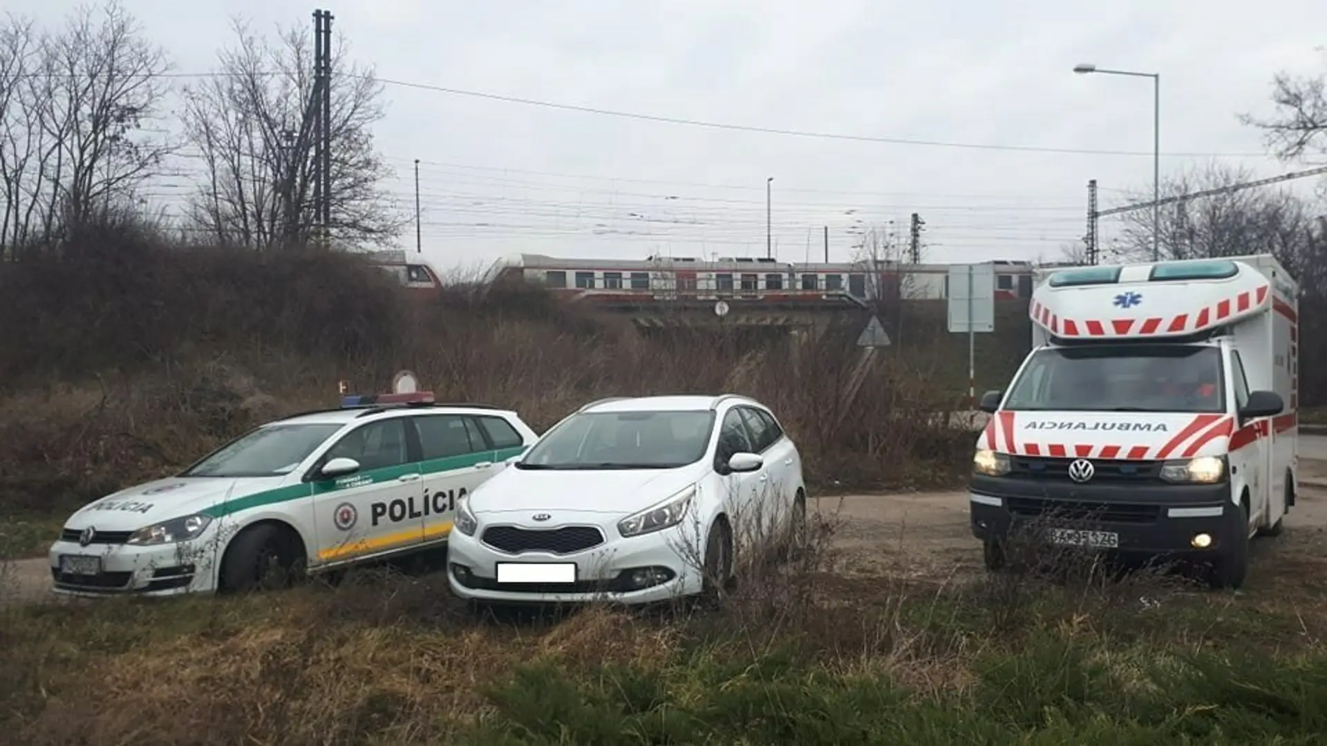 Polícia aj záchranári sú stále na mieste.
