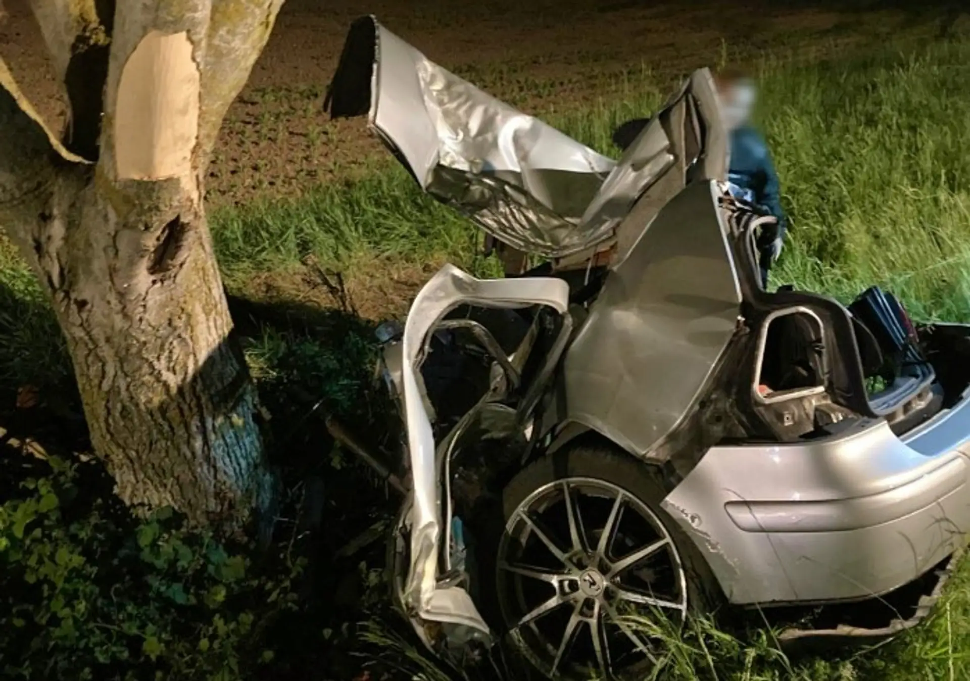 FOTO: Po náraze do stromu auto roztrhalo na dve časti. O život prišla mladá spolujazdkyňa (†23)