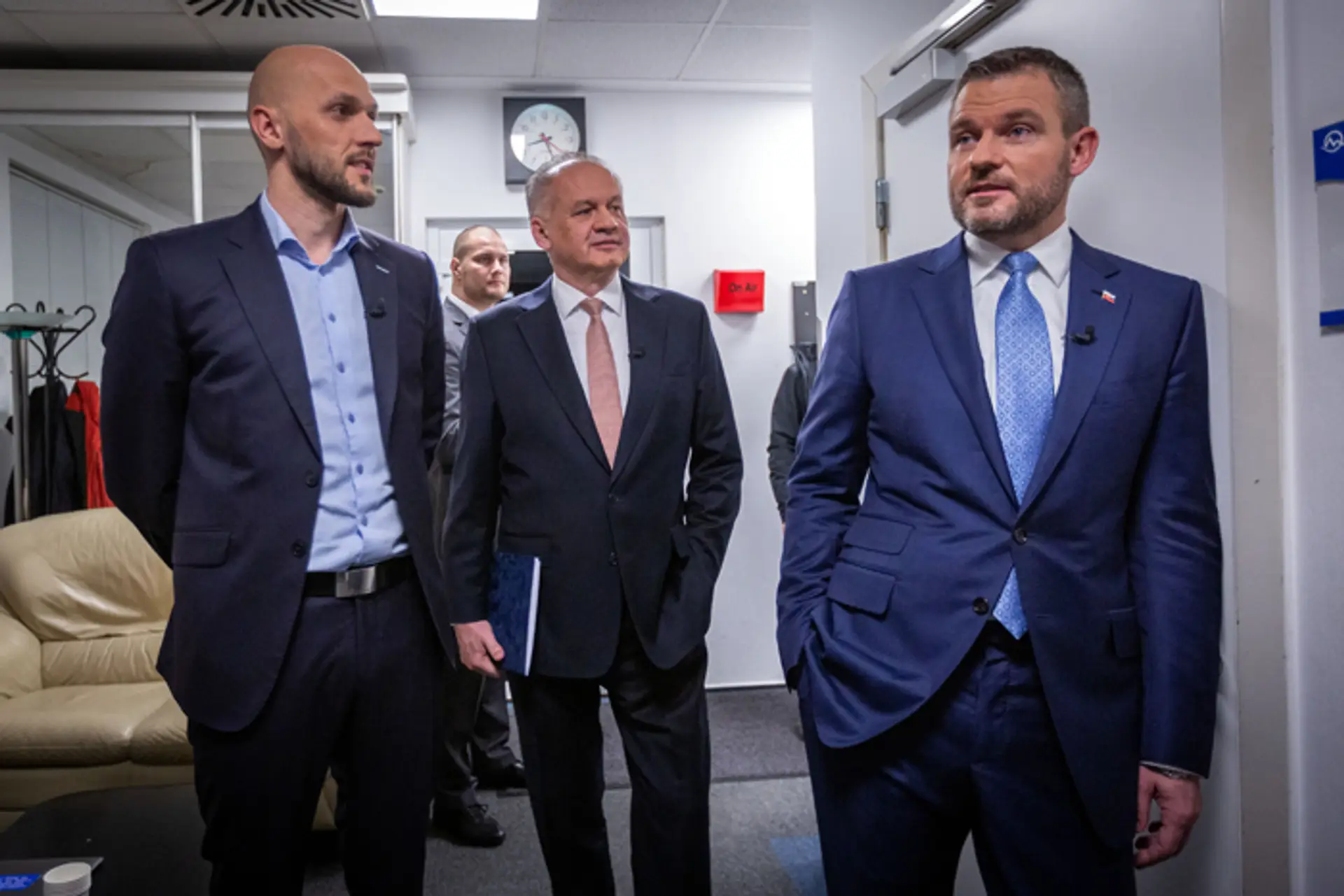Líder ĽSNS Marian Kotleba pred predvolebnou debatou na TV Markíza.