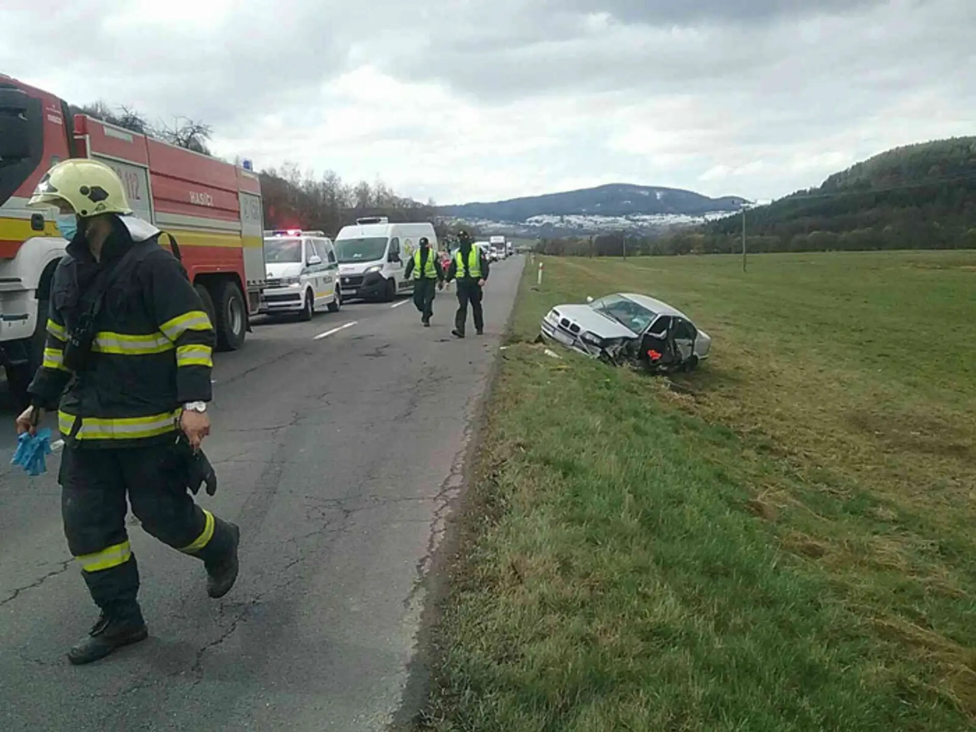 Auto po náraze s autobusom skončilo na poli.