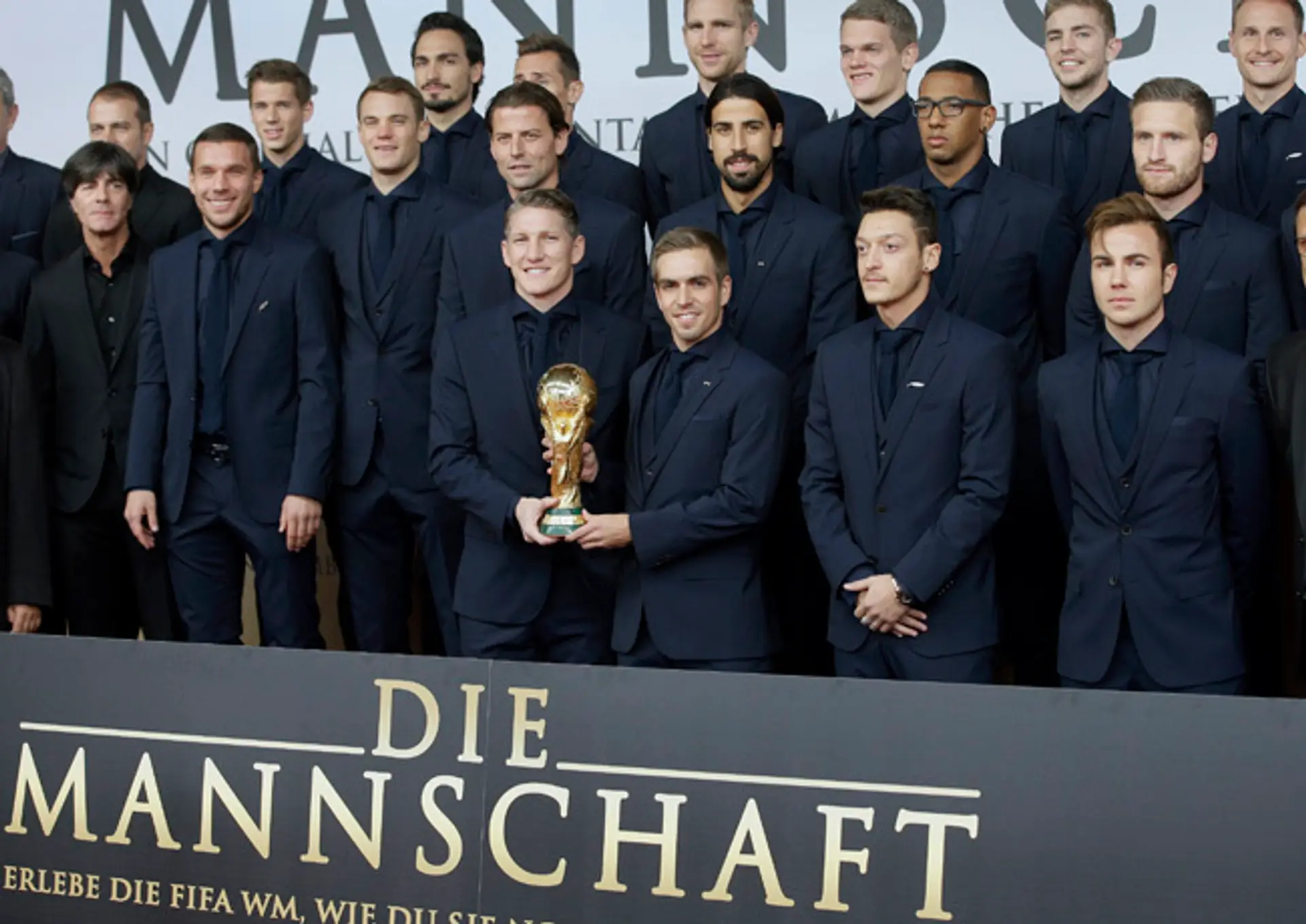 Hráči Nemecka pózujú s trofejou z MS počas príchodu na premiéru filmu Die Mannschaft.
