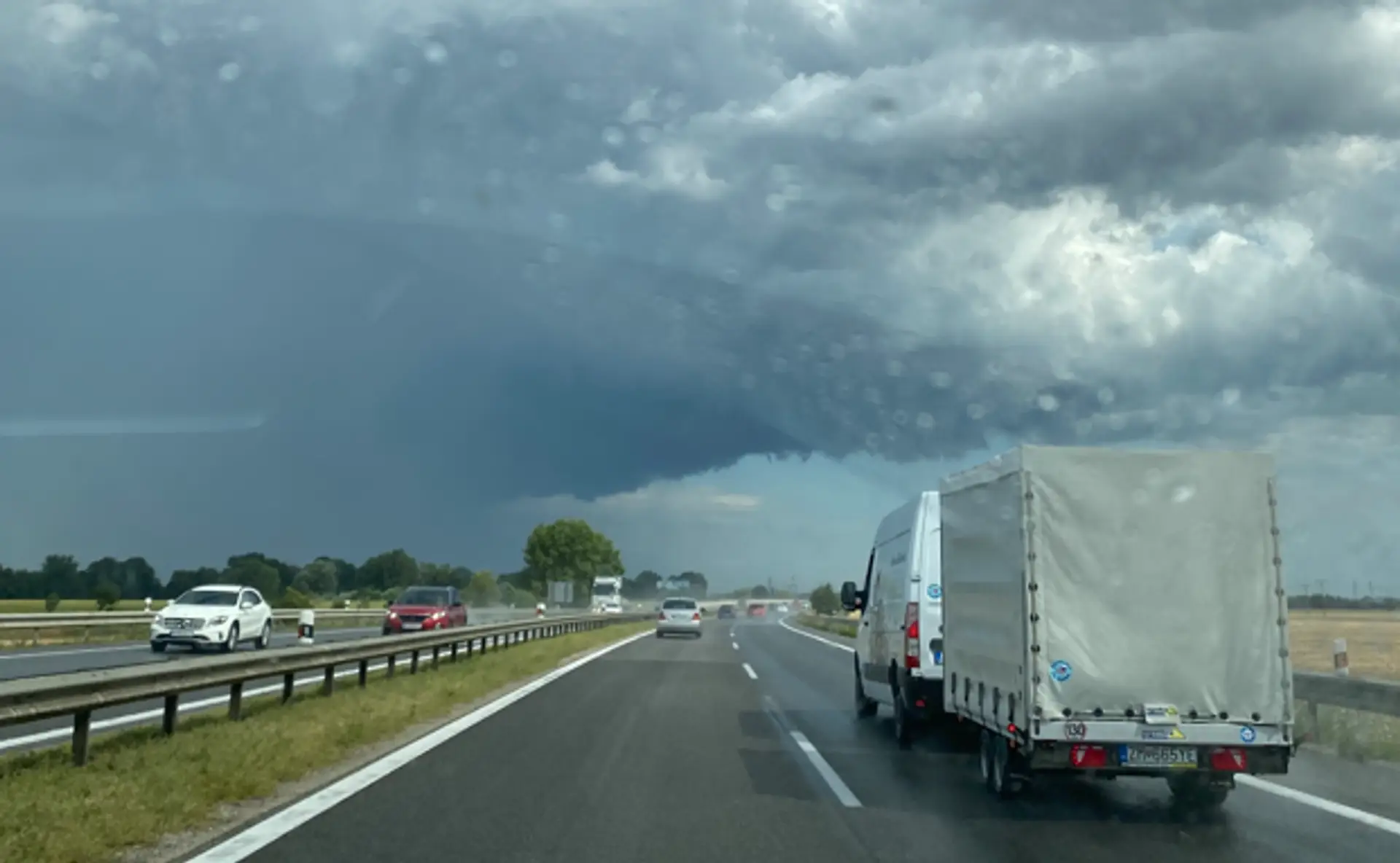 Na snímke mraky počas búrky.