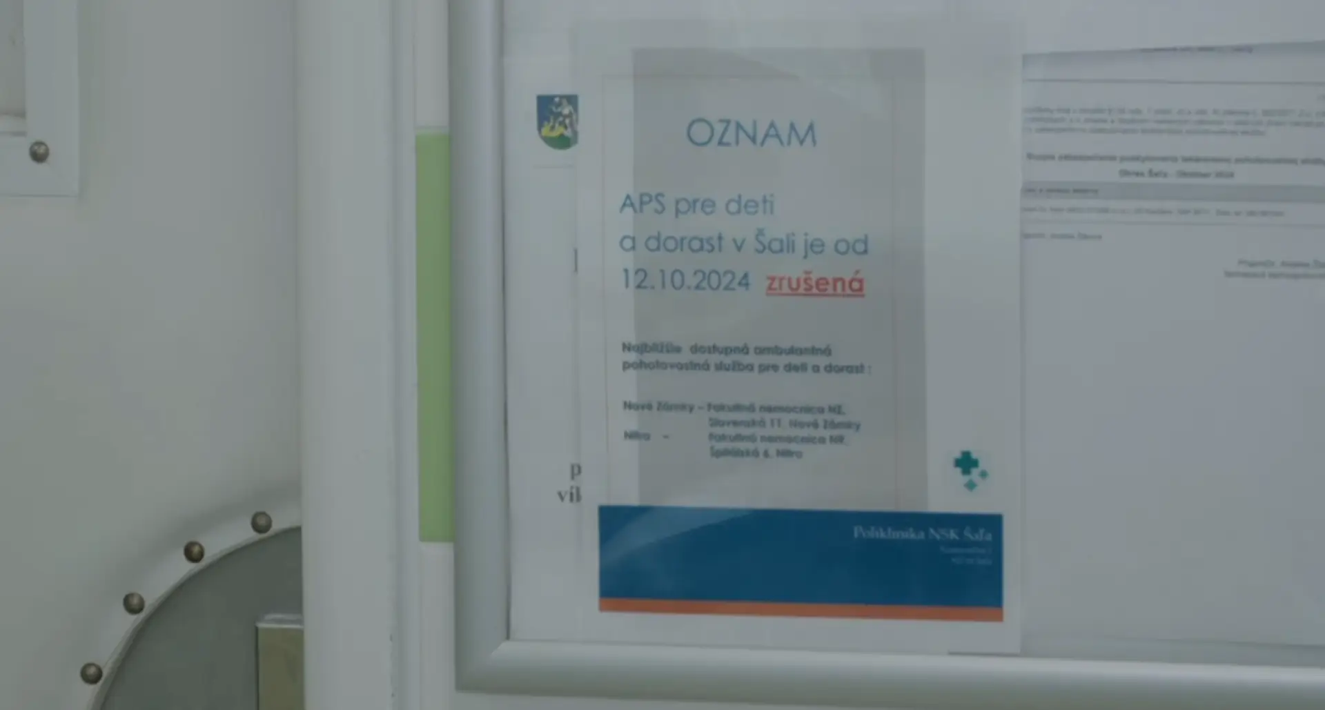 Na snímke oznam, ktorý informuje pacientov o zatvorení detskej ambulancie v Šali.