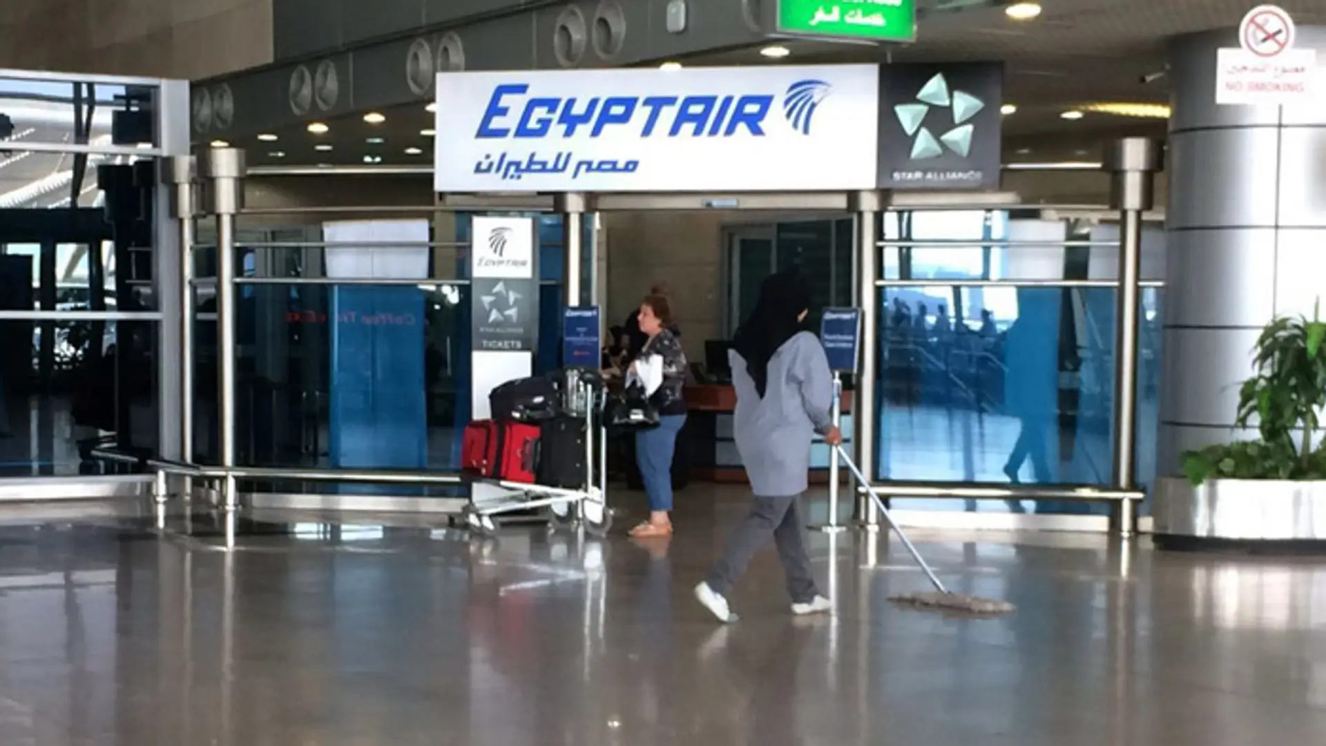 Logo leteckej spoločnosti EgyptAir na parížskom Letisku Charlesa de Gaulla.