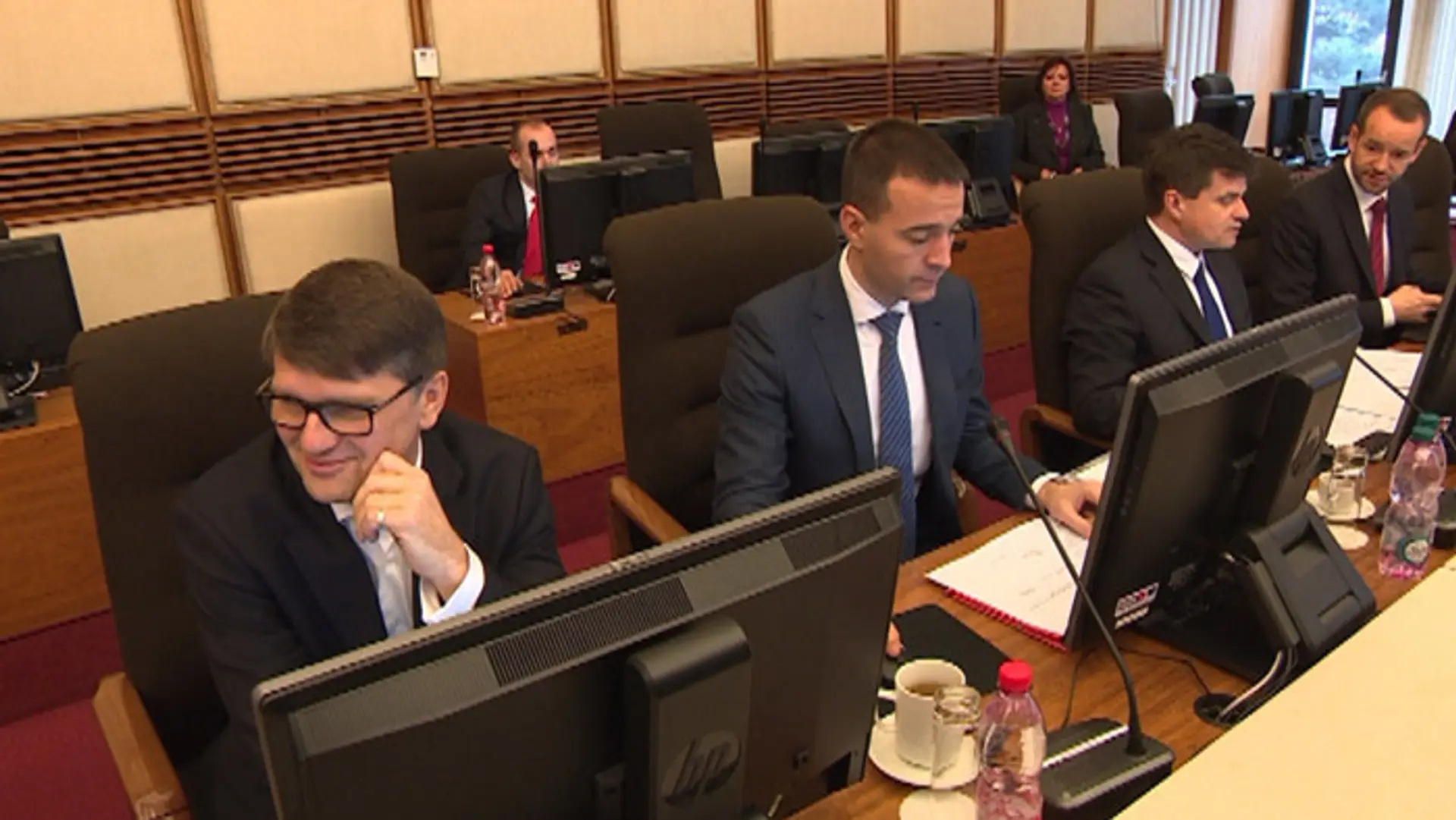 Ministri odovzdali daňové priznania.