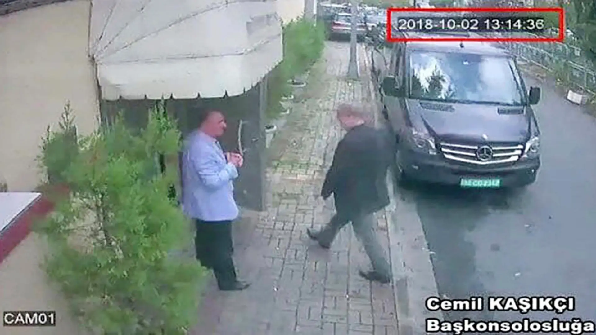 Saudskoarabský novinár Džamál Chášukdž pred vchodom saudskoarabského konzulátu v Istanbule.