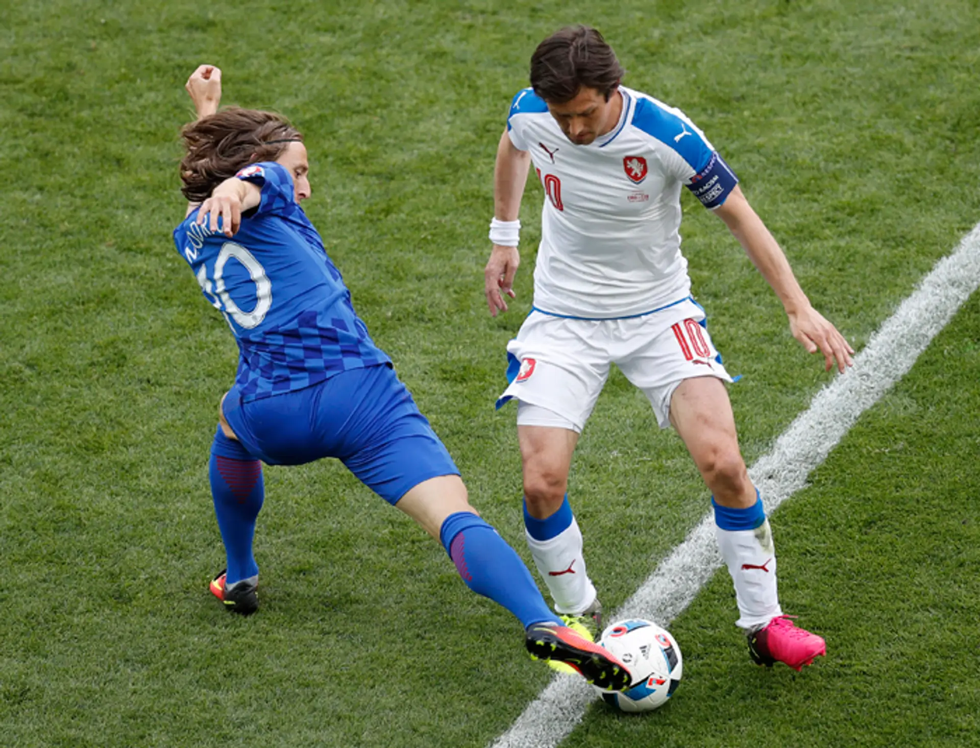 Chorvátsky futbalista Luka Modrič (vľavo) a český hráč Tomáš Rosický.