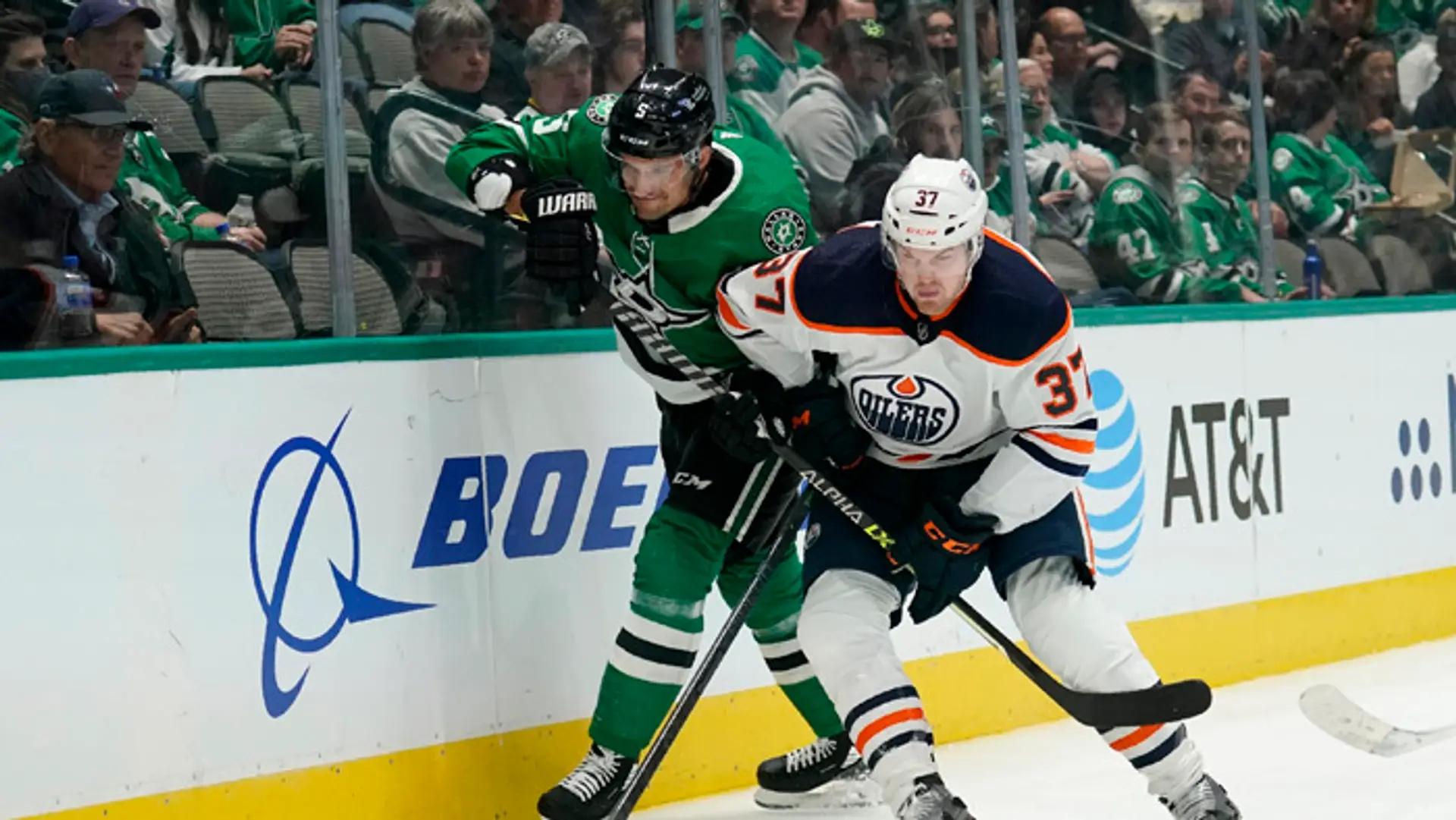 Na snímke zľava slovenský obranca Dallasu Andrej Sekera a útočník Edmontonu Warren Foegele.