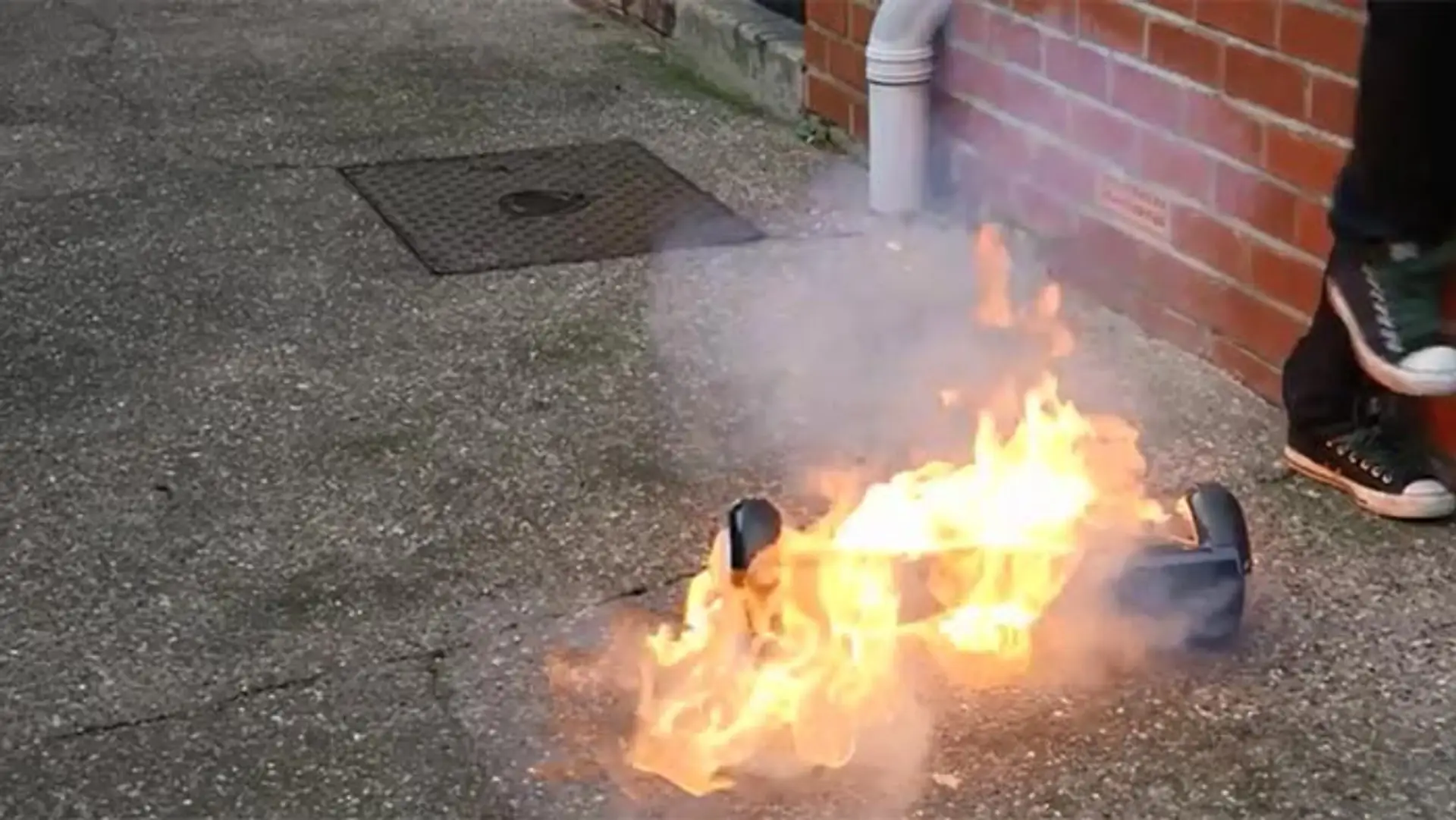 Na internete sa pomerne často objavujú videá či snímky, na ktorých hoverboardy horia.