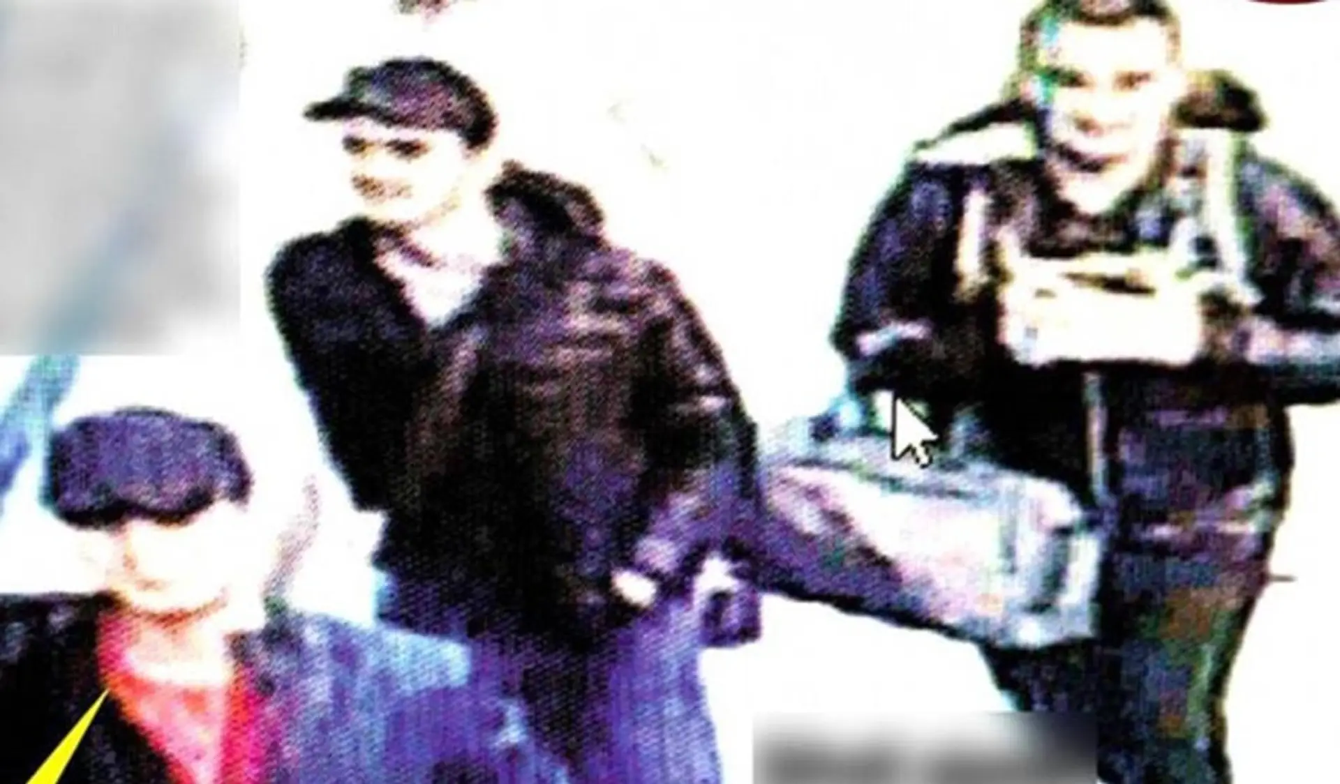Kamery zachytili teroristov pred útokom na letisku. Pokojní a vysmiati