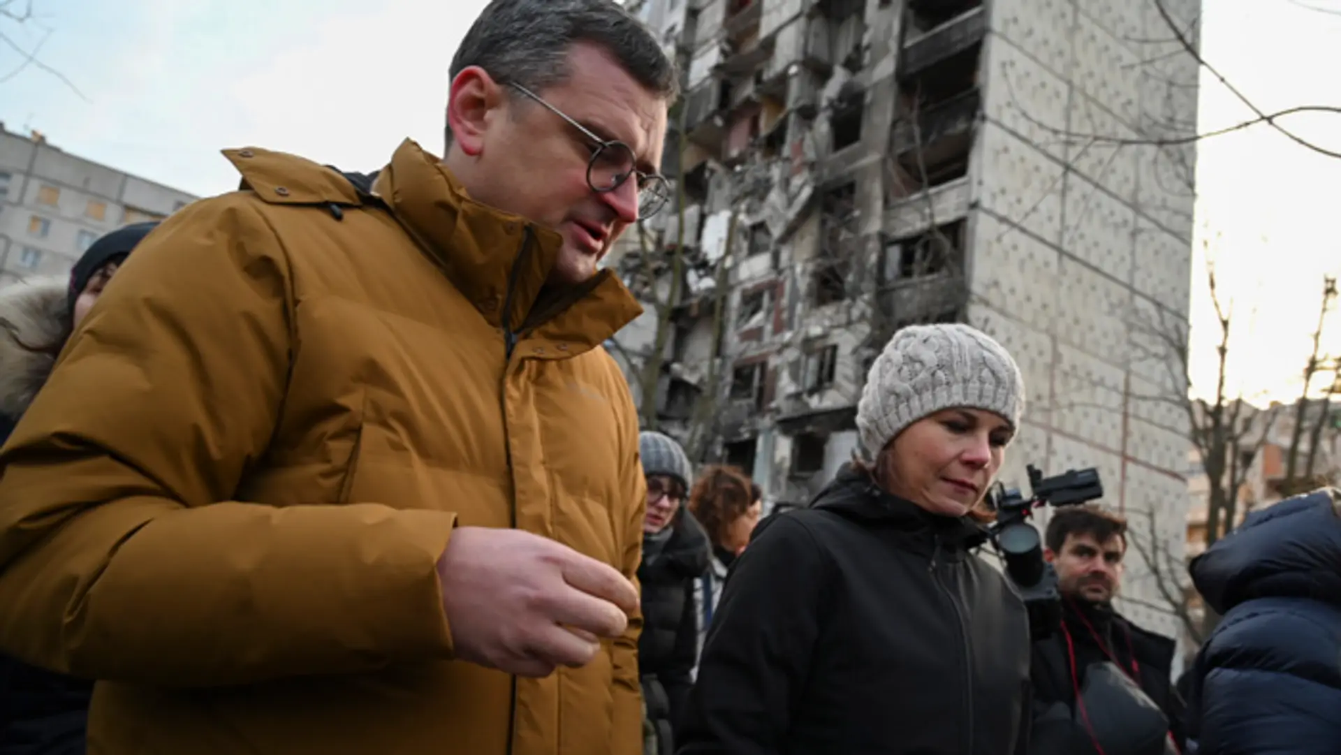 Nemecká ministerka zahraničných vecí Annalena Baerbocková (vpravo) a ukrajinský minister zahraničných vecí Dmytro Kuleba. 