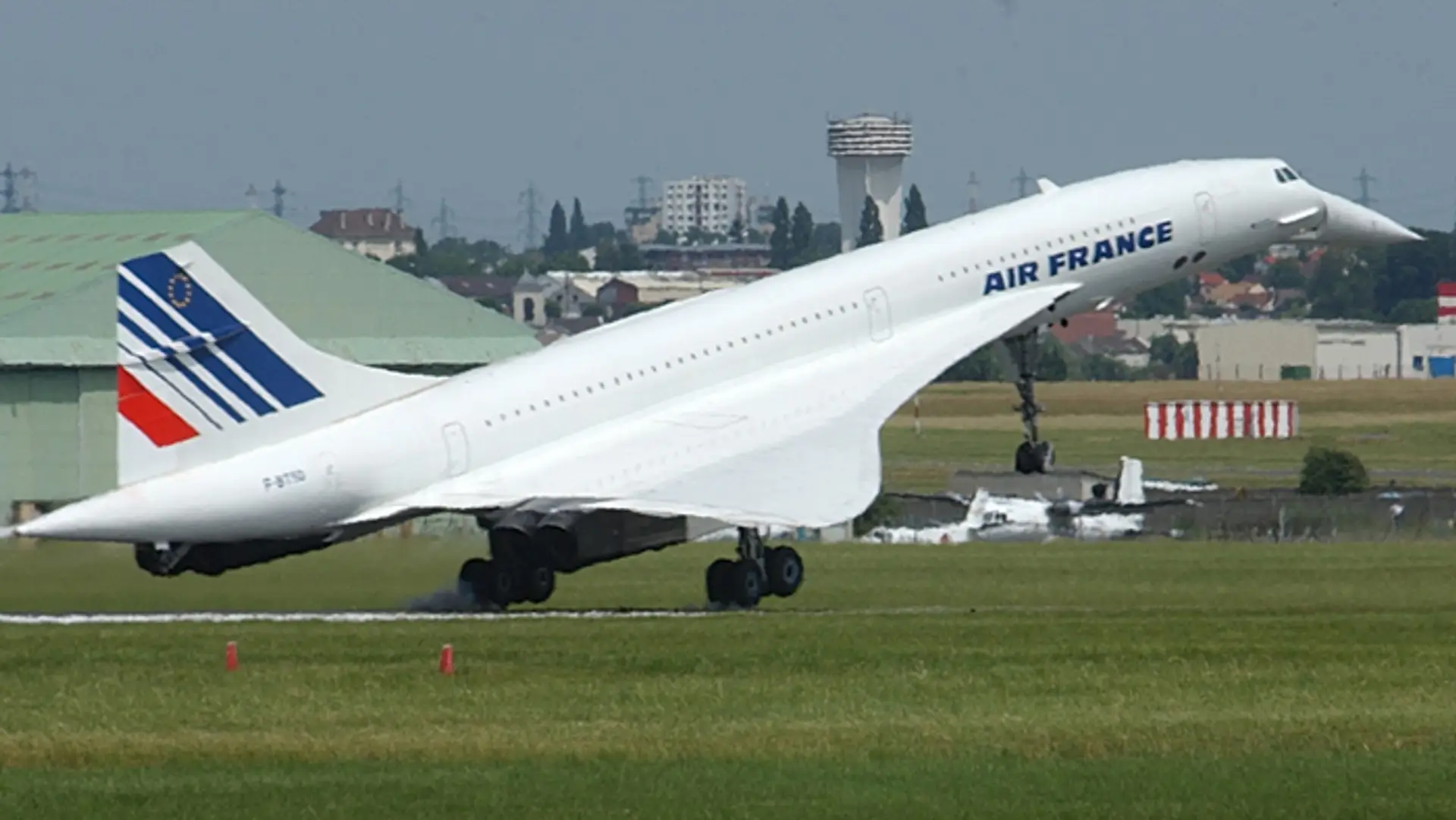 Na archívnej snímke francúzske nadzvukové lietadlo Concorde pristáva 14. júna 2003 posledný raz na letisku Le Bourget.