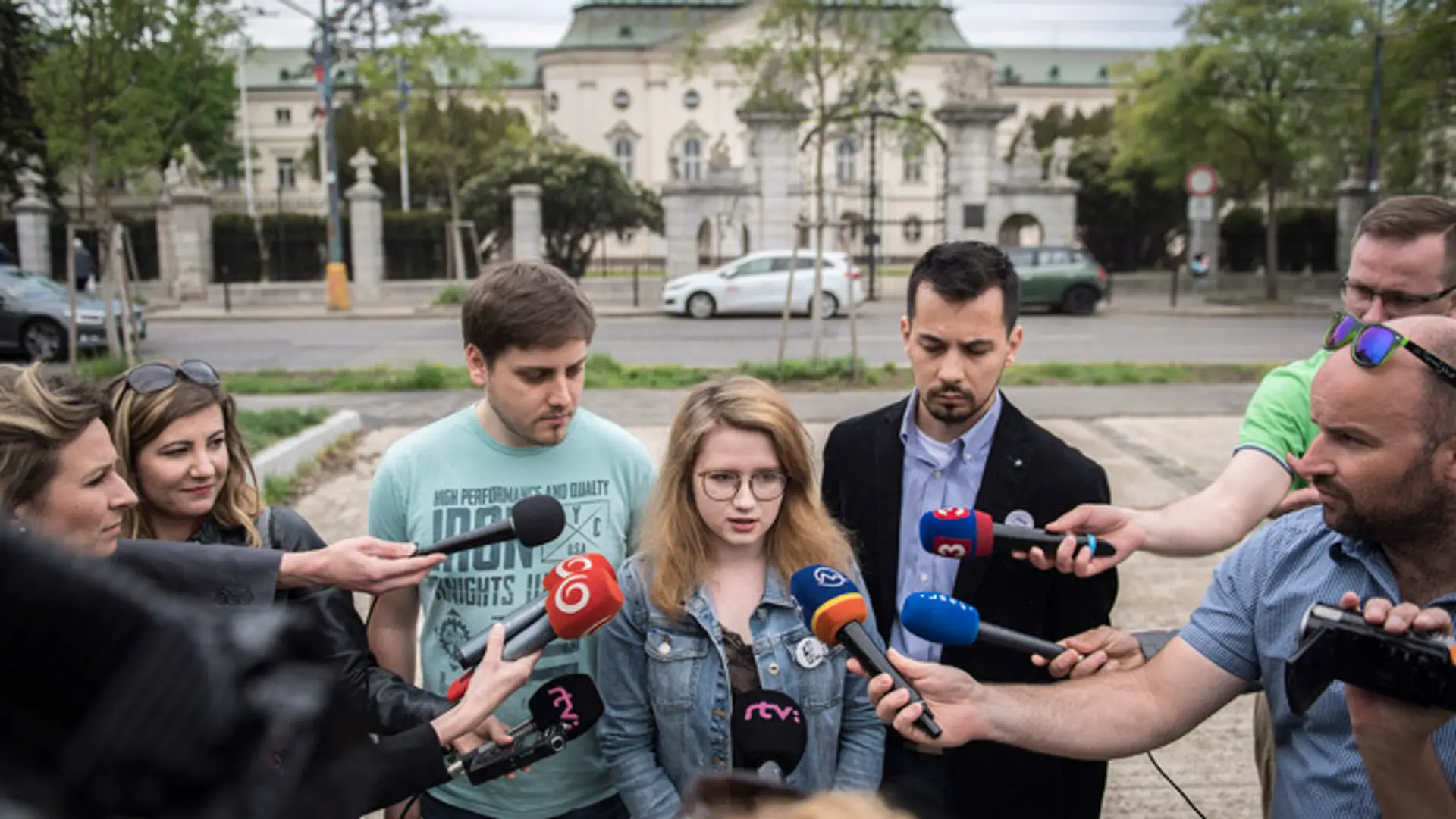 Zástupcovia z iniciatívy Za slušné Slovensko Peter Nagy, Karolína Farská, Juraj Šeliga.