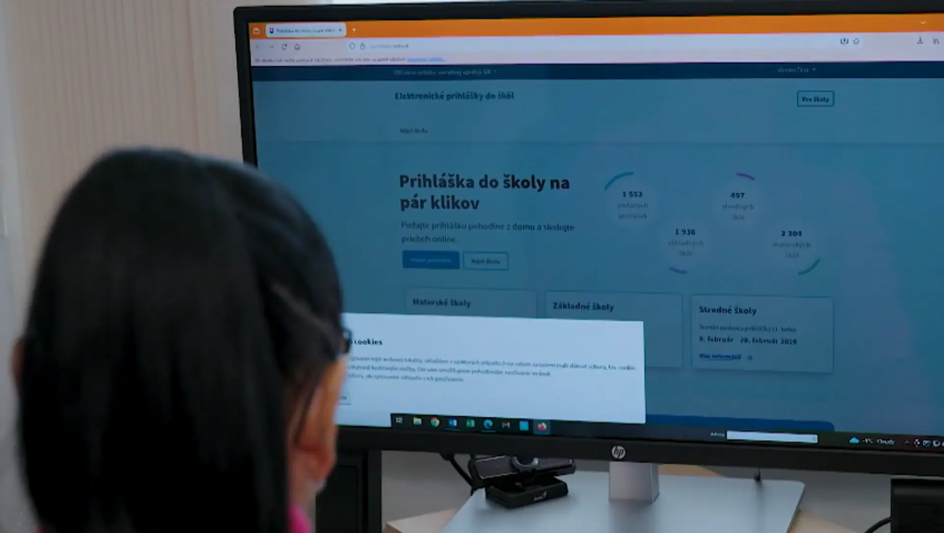 Na snímke žena, ktorá má pred sebou počítač a na ňom otvorenú e-prihlášku.