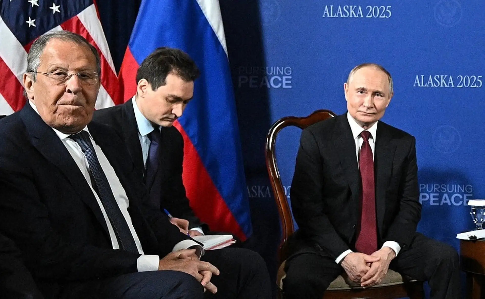 Sergej Lavrov a Vladimir Putin na samite v Anchorage.