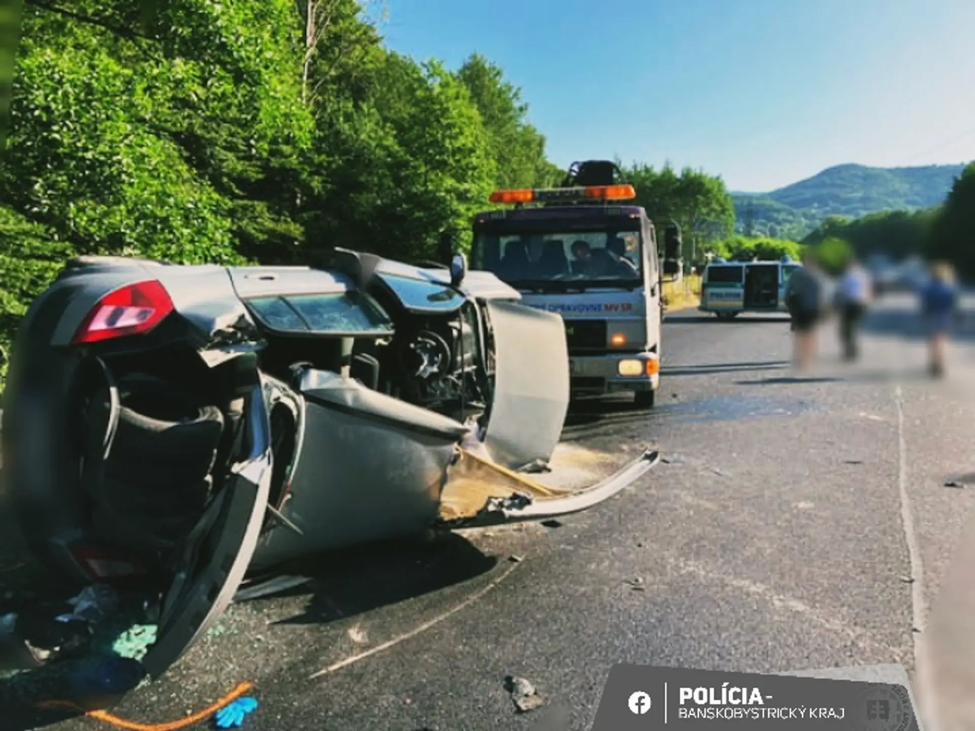 Auto prevrátené na boku po zrážke s ďalším vozidlom.