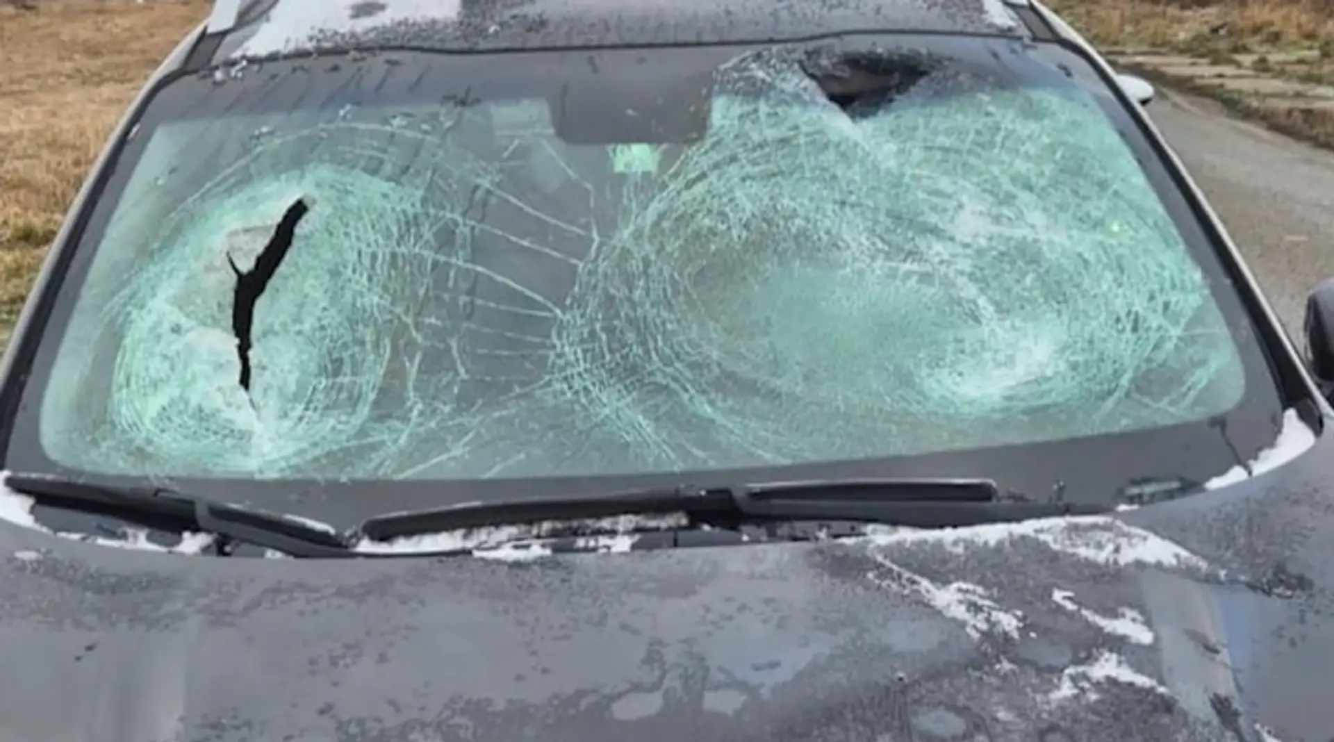 Na snímke zničené auto po páde ľadovej kryhy na čelné sklo.