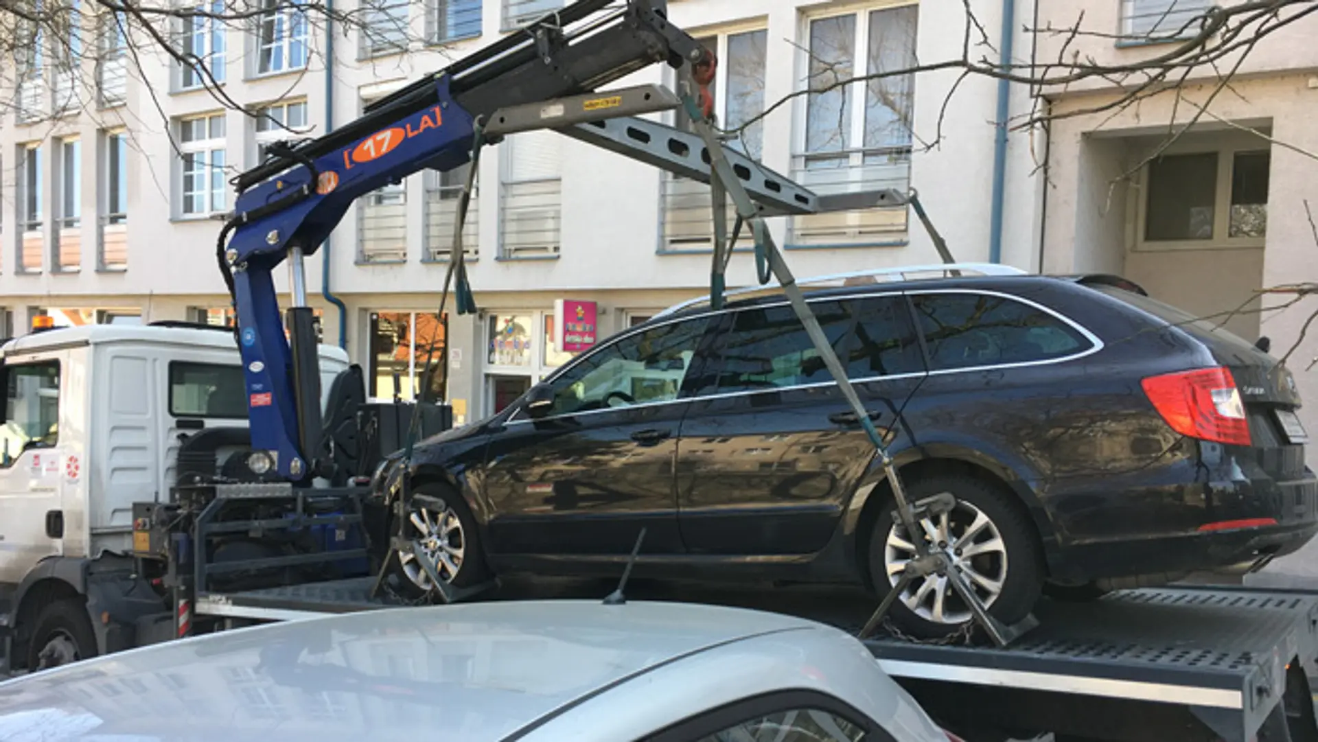 Auto odviezla odťahovka.