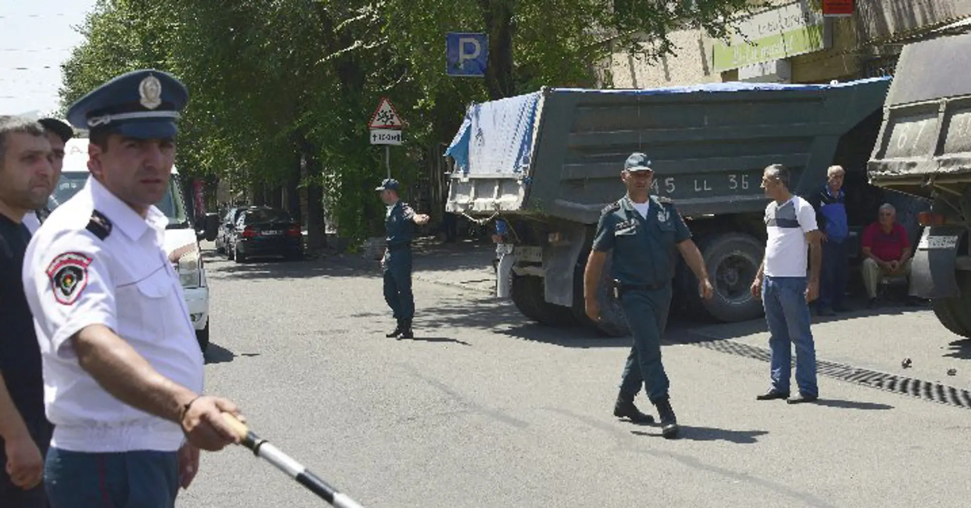 Ozbrojenci obsadili centrálnu policajnú stanicu.