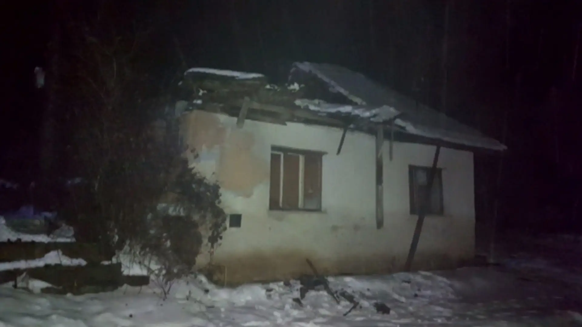 Rodina v Plešivci prišla o strechu nad hlavou, dôvodom bol ťažký sneh.