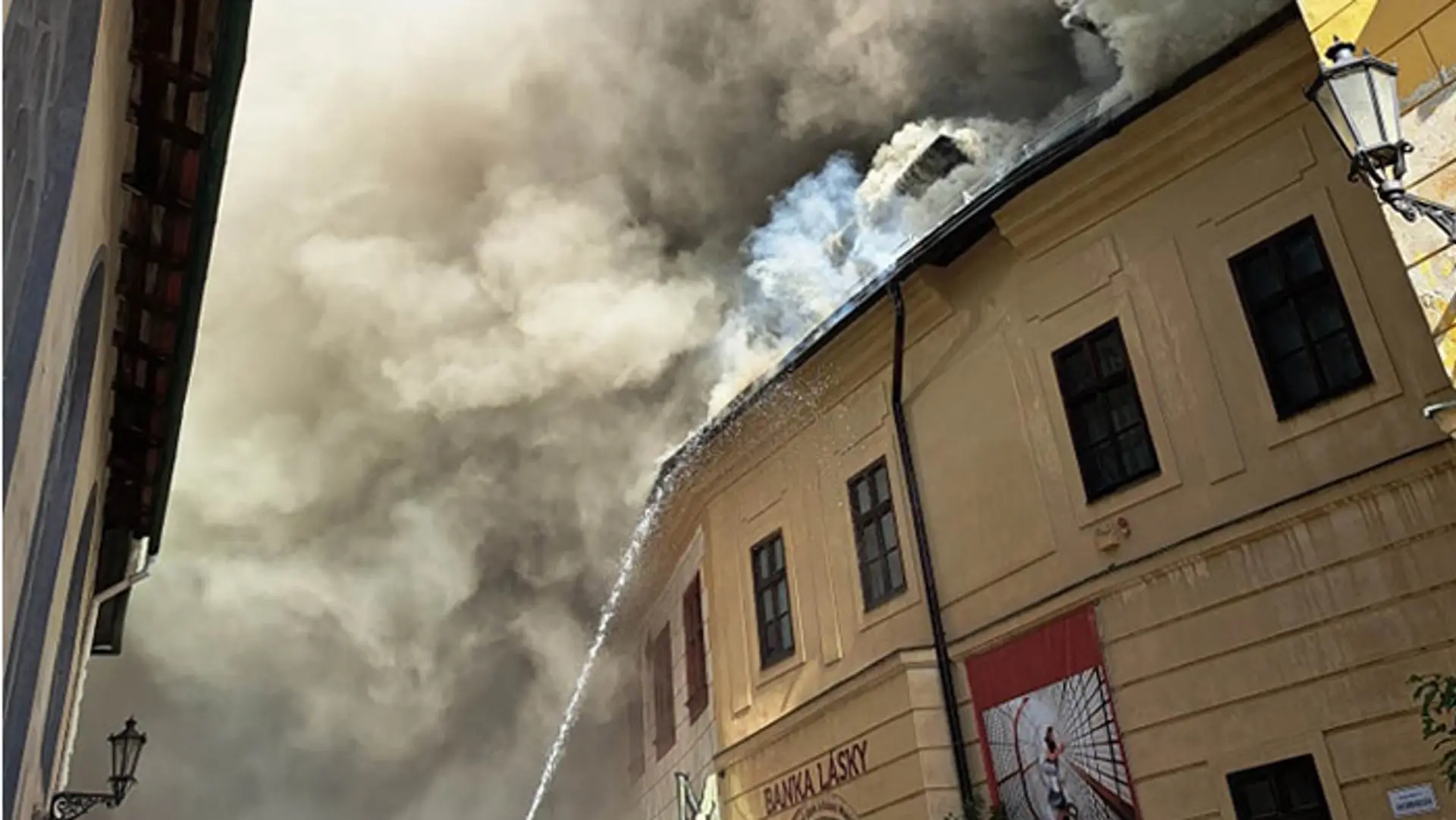 Na námestí v centre Banskej Štiavnice horela historická budova.