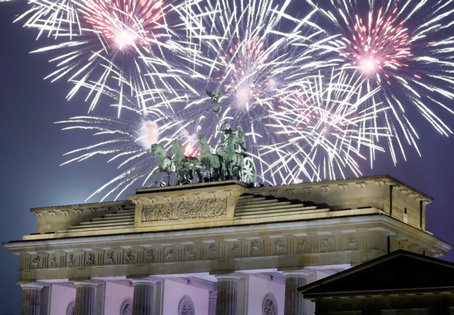 Ohňostroj nad Brandenburgskou bránou v Berlíne.