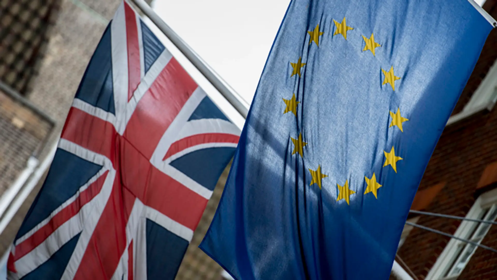 Zástava EÚ a britská zástava vejú pred Európskym domom v Londýne.