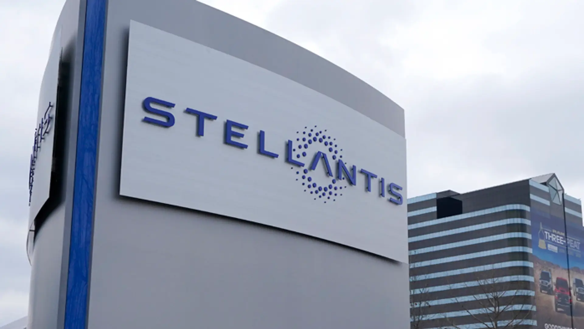 Logo automobilového koncernu Stellantis.