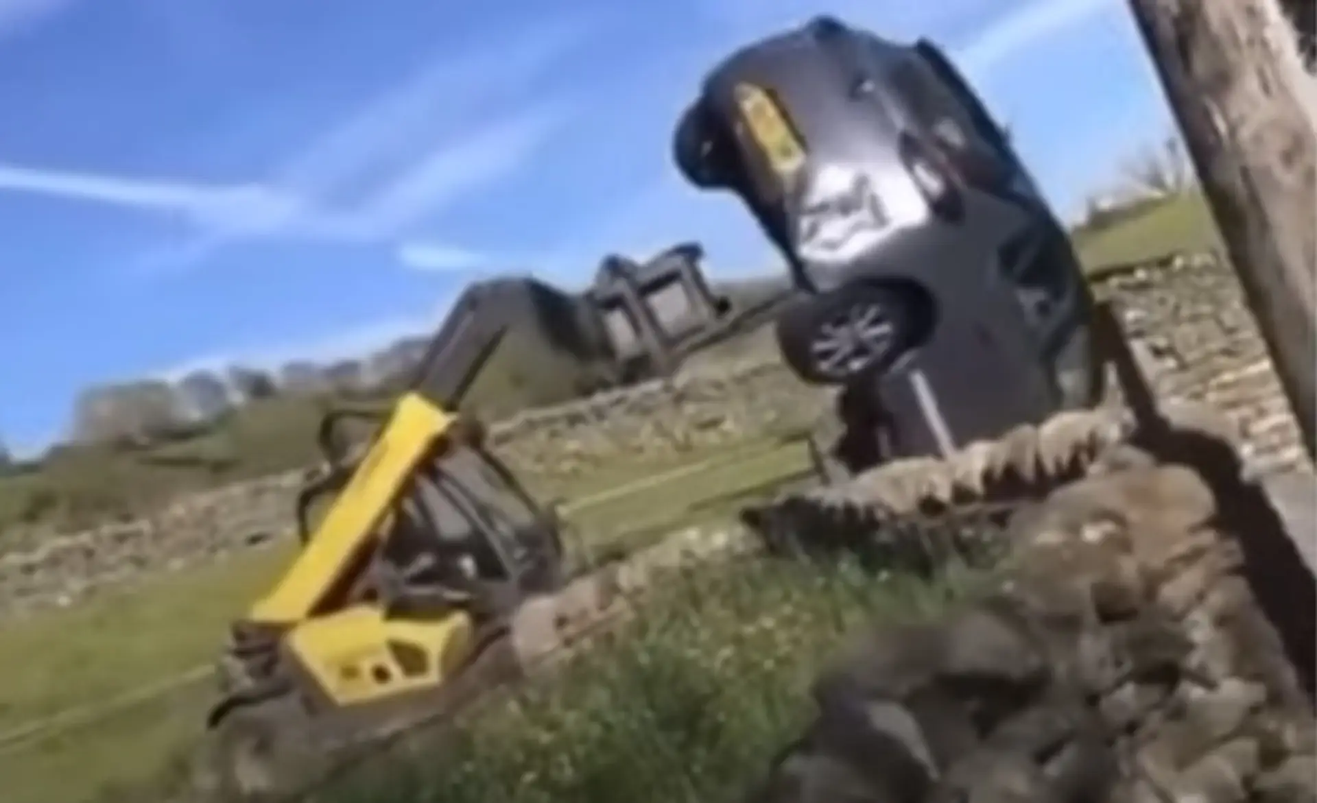 Farmár nabral auto s traktorom s vysokozdvižnou vidlicou.