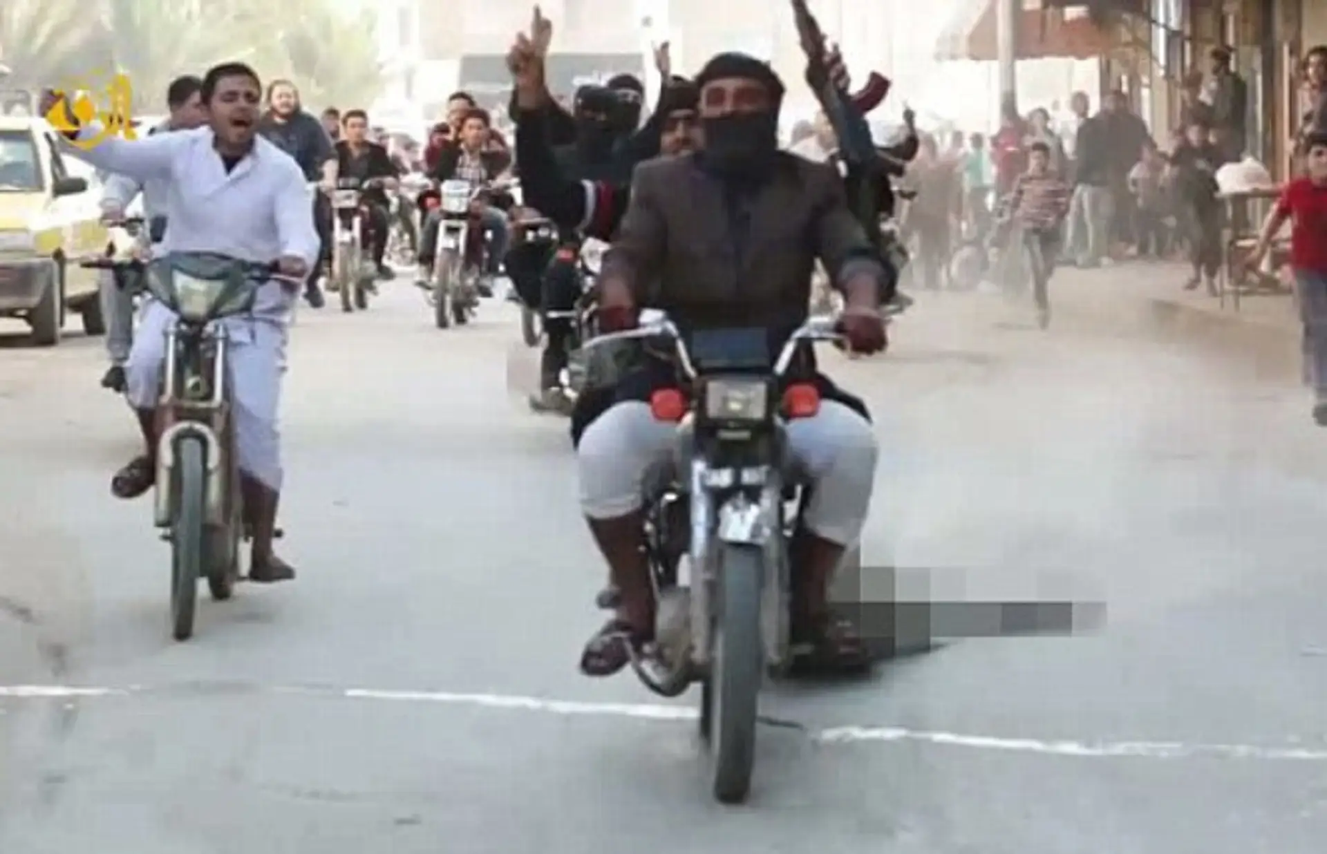 ISIS dokopali sýrskeho väzňa na smrť a jeho mŕtve telo vliekli ulicami mesta.