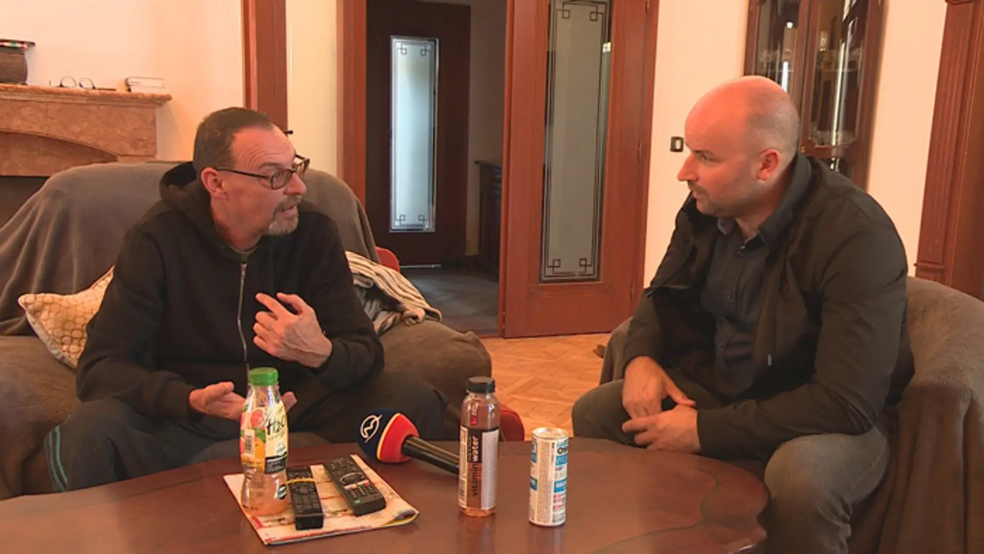 Zľava Marco Scandella a Henri Jokiharju z Buffala oslavujú gól proti Floride.