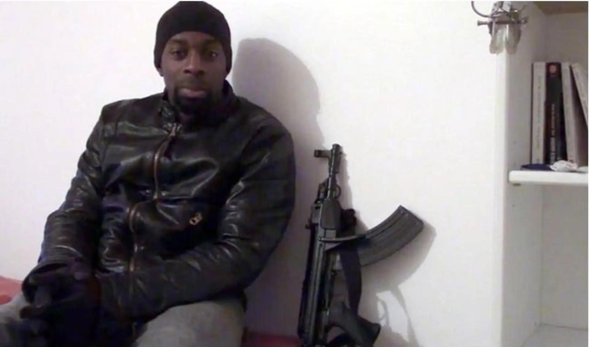 Terorista Amedy Coulibaly, samopal.
