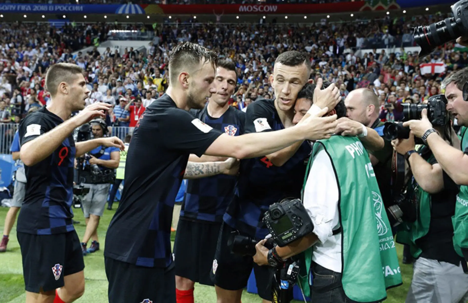 Chorvátski futbalisti utešujú fotografa, ktorého v eufórii zvalili po víťaznom góle na zem.