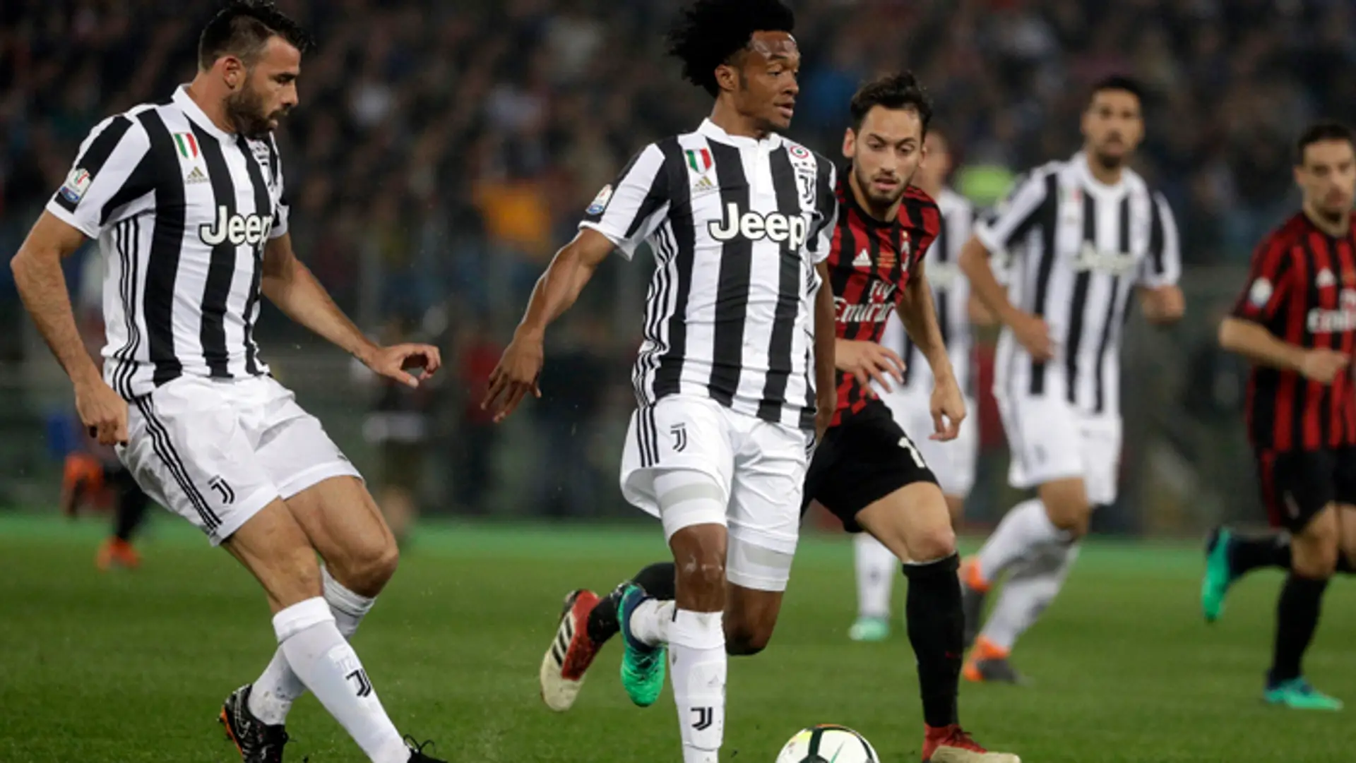 Druhý zľava hráč Juventusu Juan Cuadrado, naľavo hráč Milána Andrea Barzagli vo finále Talianskeho pohára.